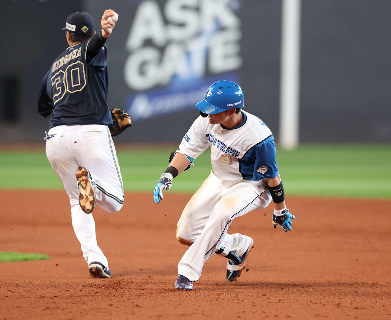 日本ハム対オリックス　9回裏日本ハム1死二、三塁、右前適時打を放つも一、二塁間で挟殺される清宮（撮影・黒川智章）