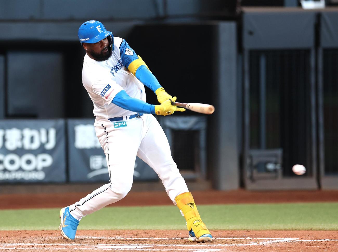 日本ハム対オリックス　8回裏日本ハム2死二塁、左前適時打を放つレイエス（撮影・黒川智章）
