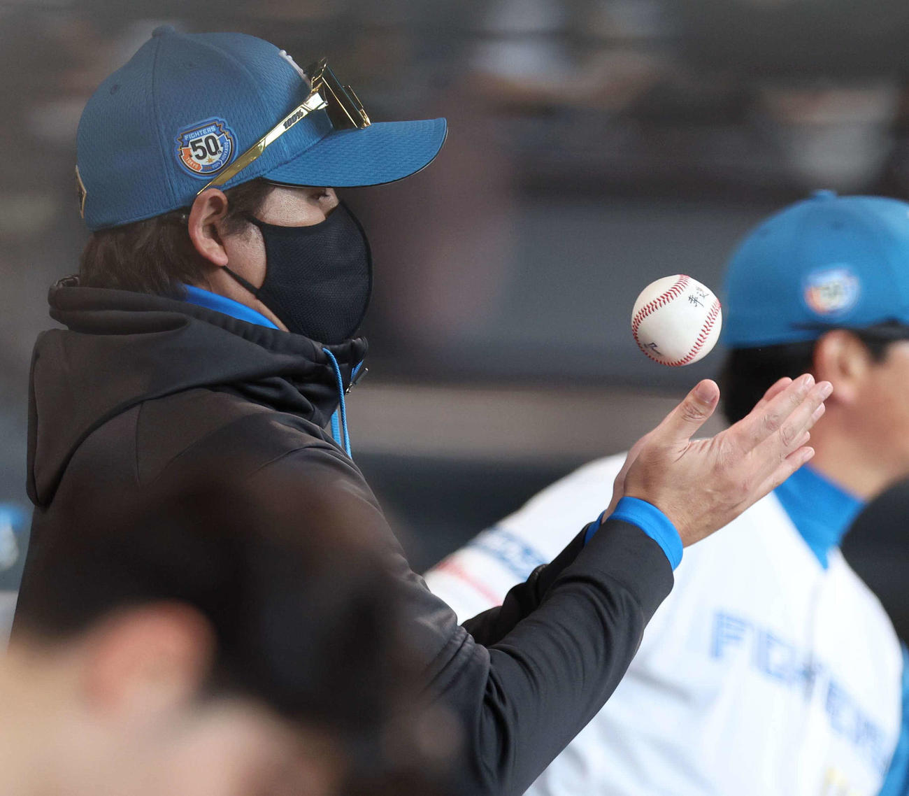 日本ハム対オリックス　ベンチで「幸運球」と書かれたボールを手にする新庄監督（撮影・黒川智章）