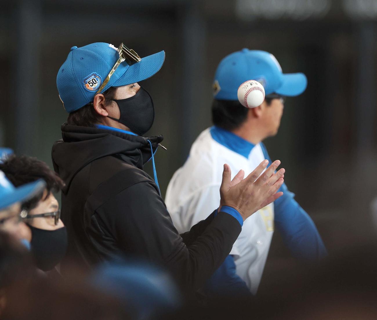 日本ハム対オリックス　ベンチで「幸運球」と書かれたボールを手にする新庄監督（撮影・黒川智章）