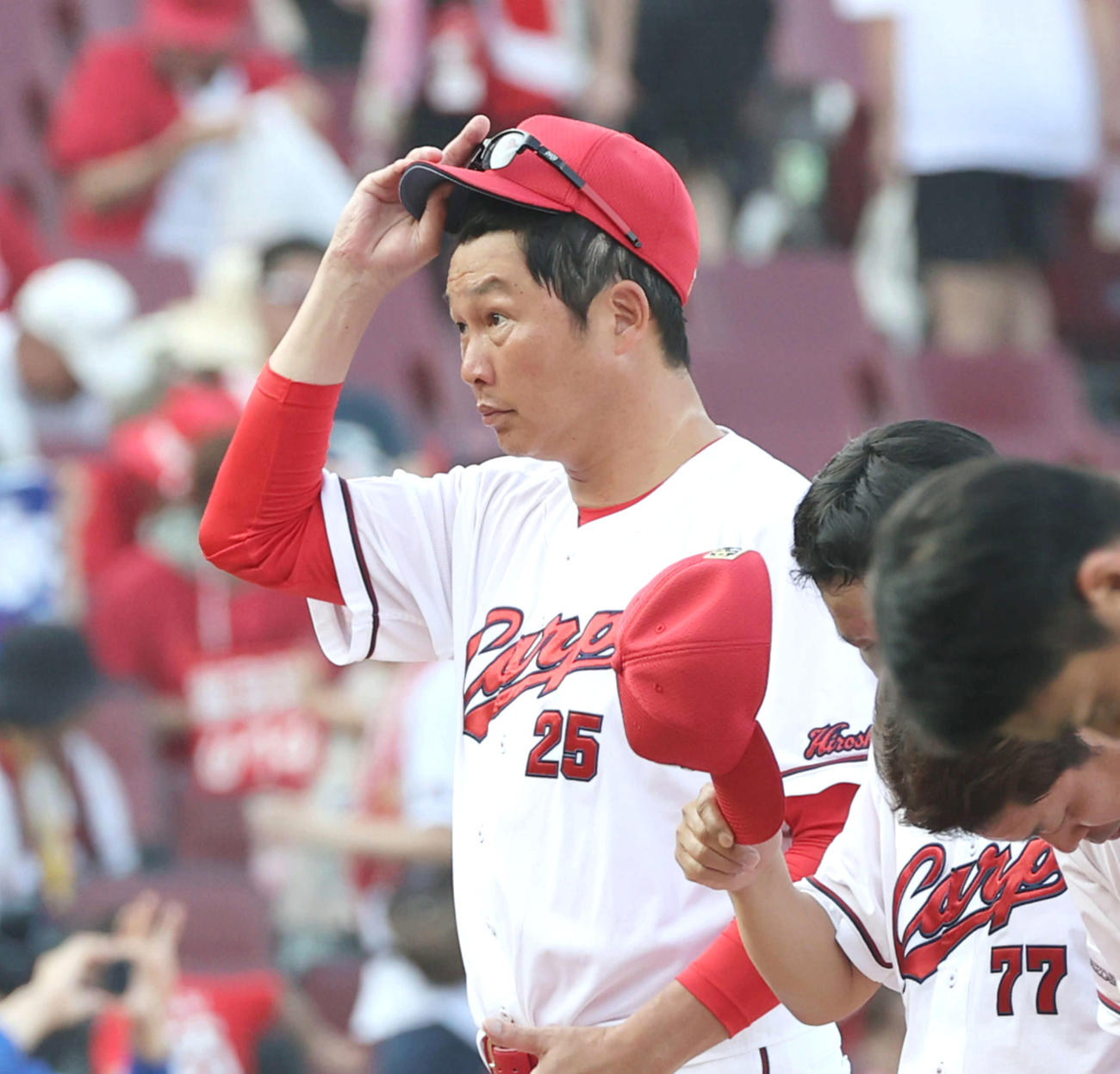広島対中日　中日に敗れ厳しい顔をみせる新井監督（撮影・加藤孝規）
