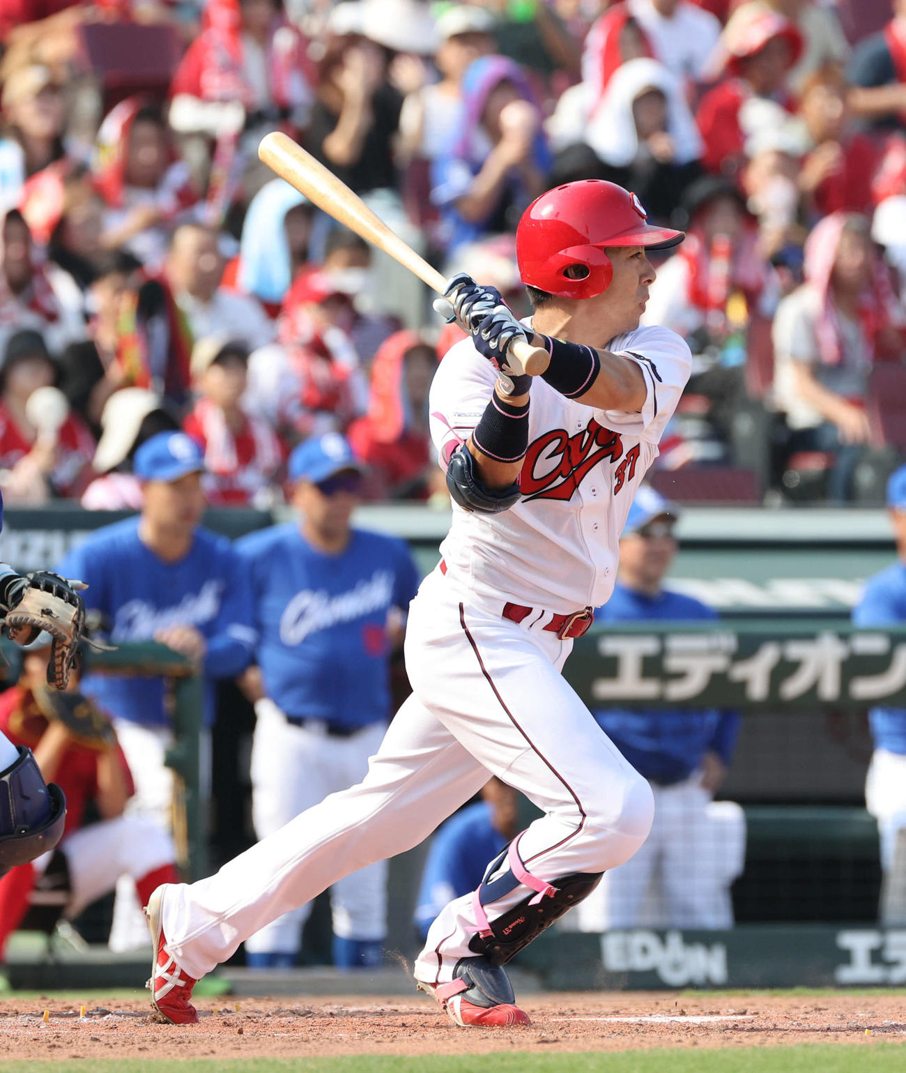 広島対中日　5回裏広島無死一,二塁、野間は中前適時打を放つ（撮影・加藤孝規）