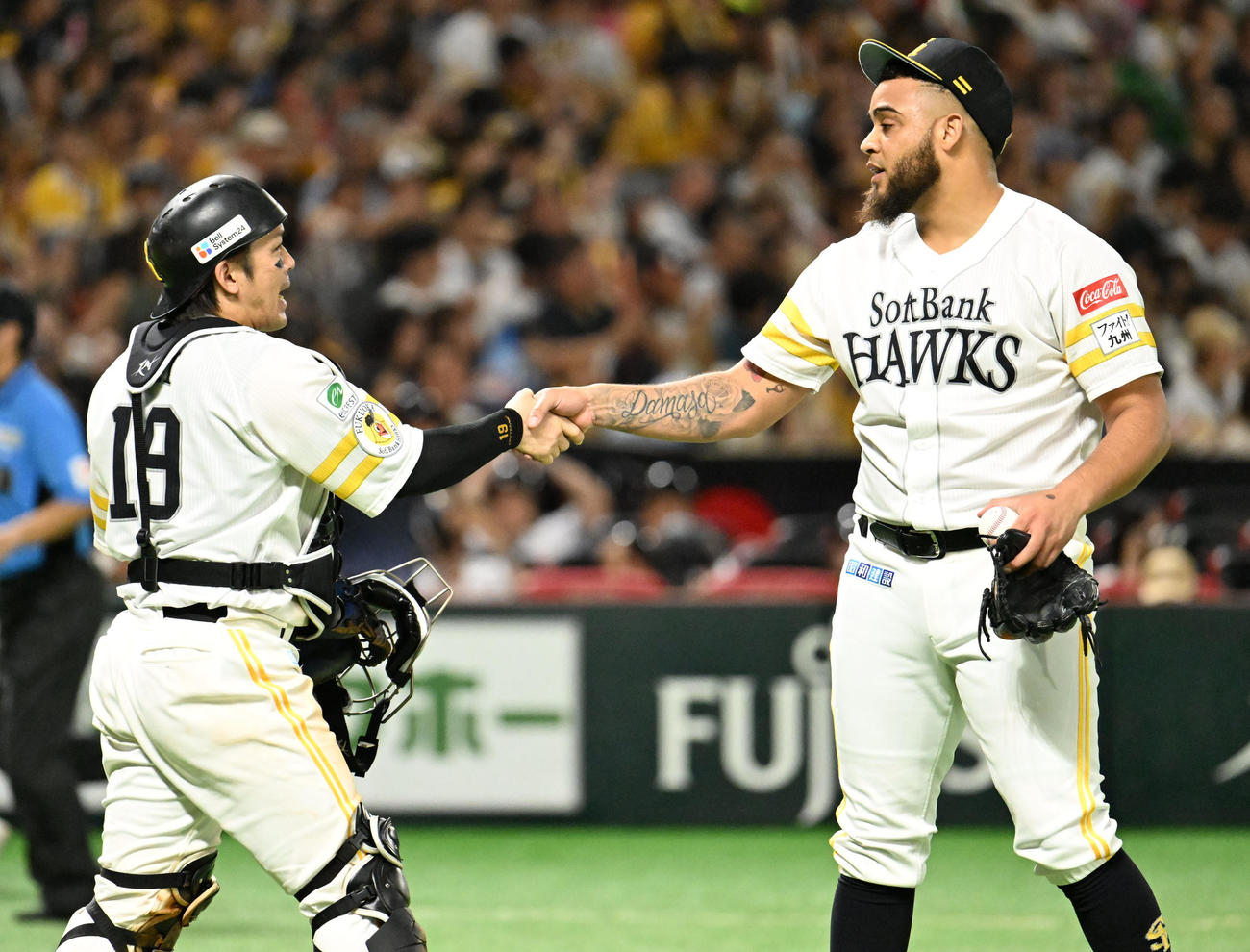 ソフトバンク対西武　勝利を収めヘルナンデス（右）と握手を交わす甲斐（撮影・林敢治）