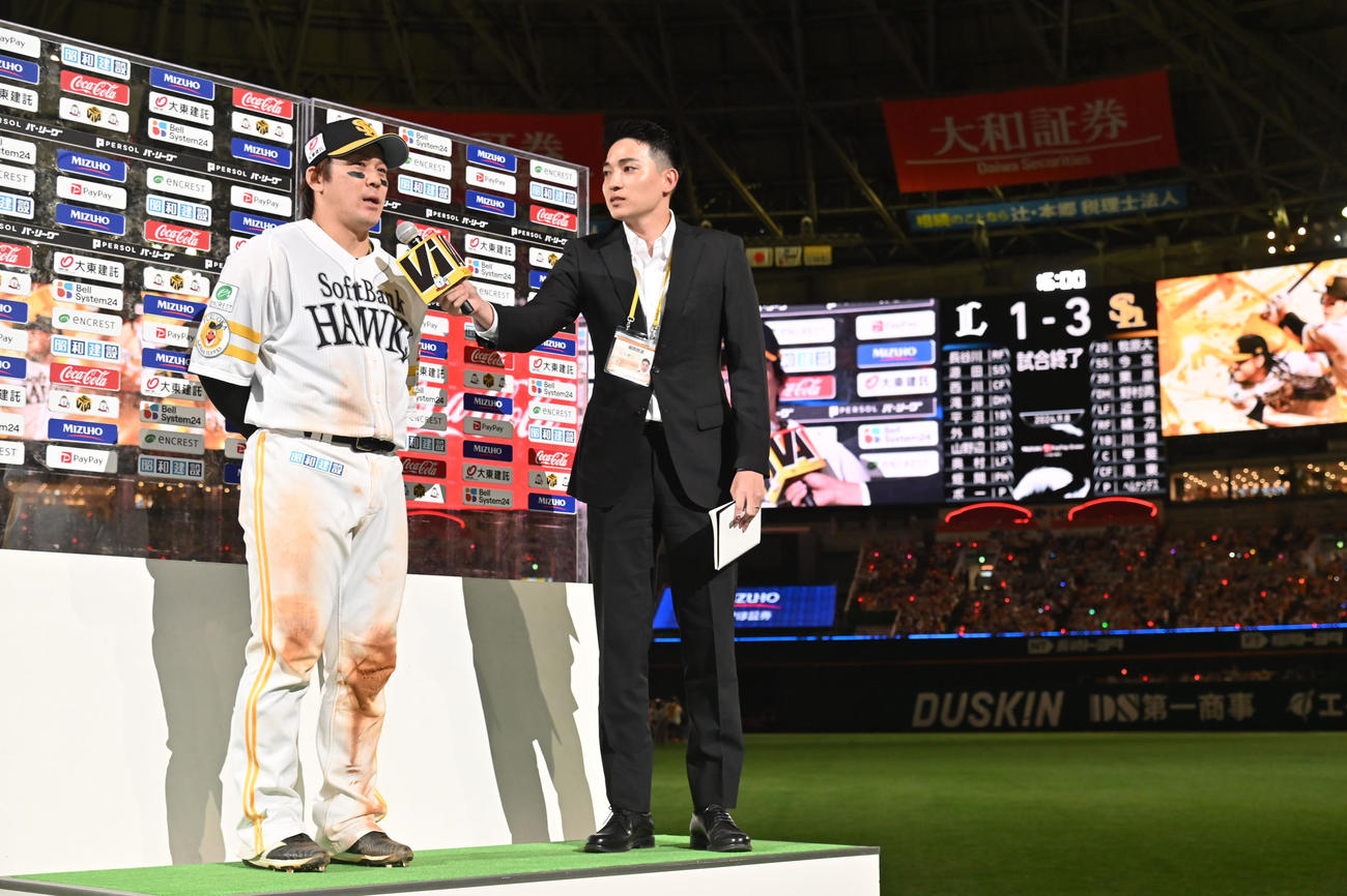 ソフトバンク対西武　ヒーローインタビューに応じる甲斐（左）（撮影・林敢治）