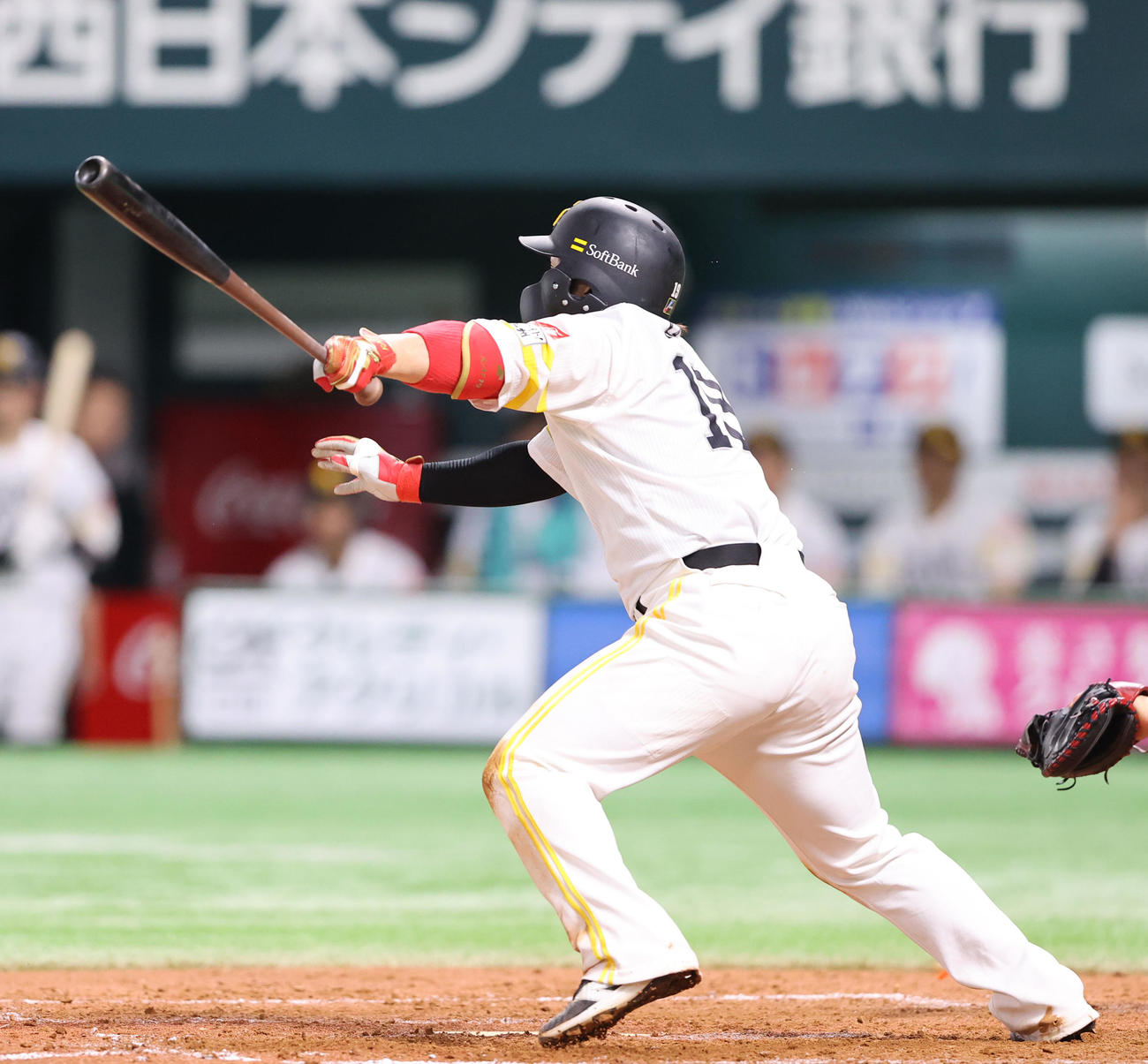 ソフトバンク対西武　5回裏ソフトバンク無死一塁、甲斐は右前打を放つ（撮影・鬼束羽瑠菜）