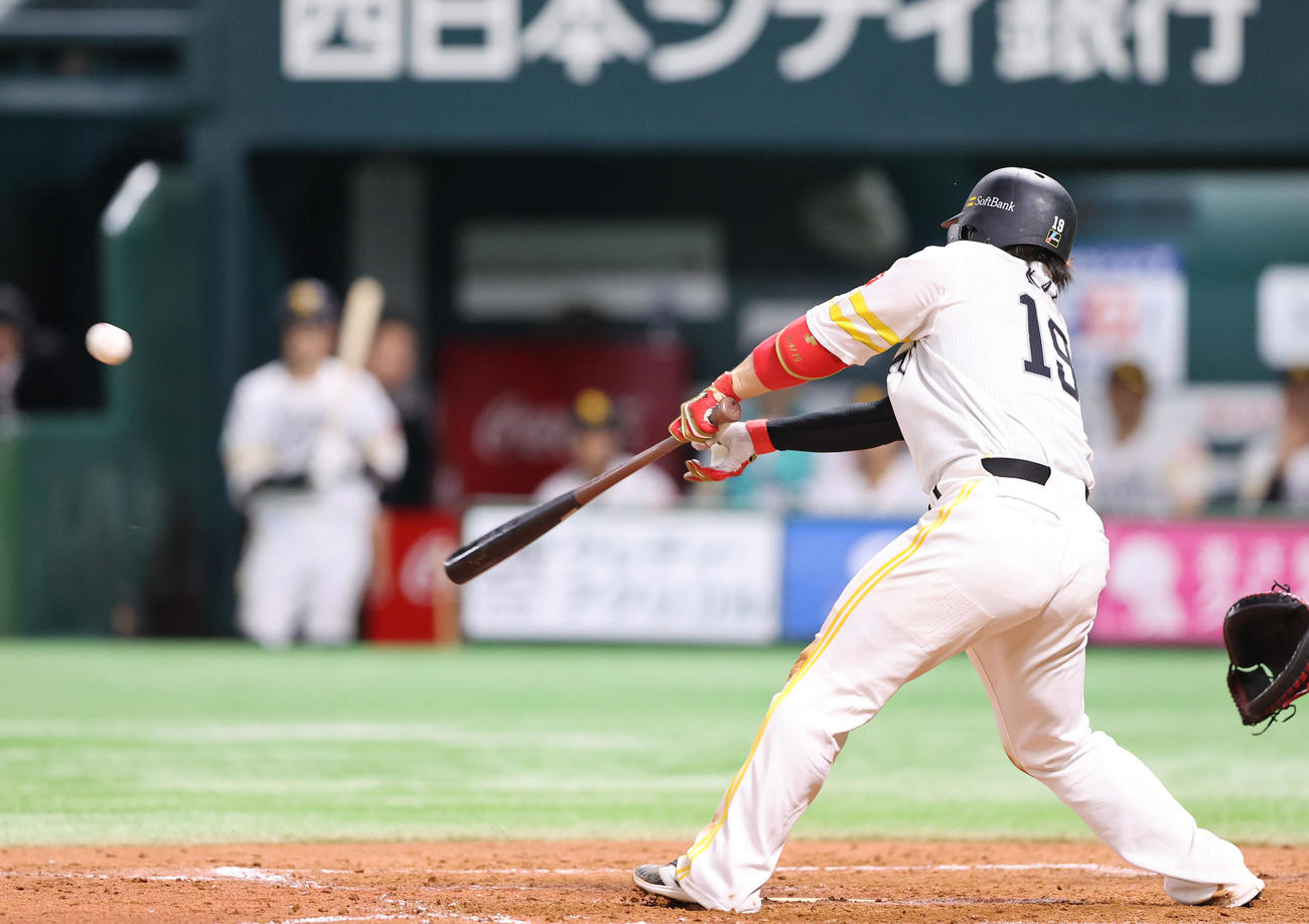 ソフトバンク対西武　5回裏ソフトバンク無死一塁、甲斐は右前打を放つ（撮影・鬼束羽瑠菜）