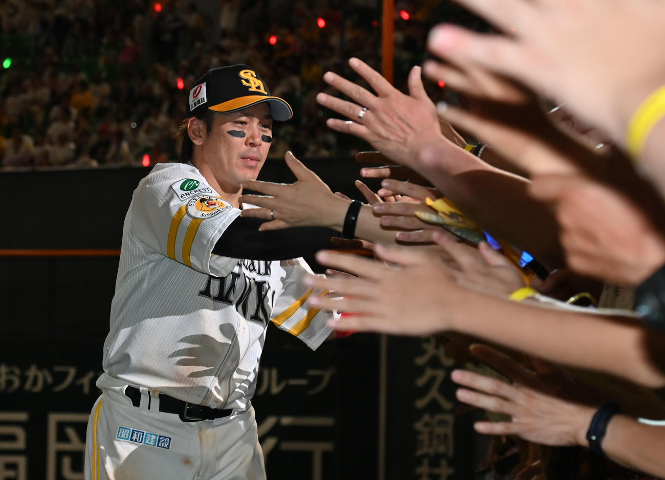 ソフトバンク対西武　ファンとタッチを交わす甲斐（左）（撮影・林敢治）