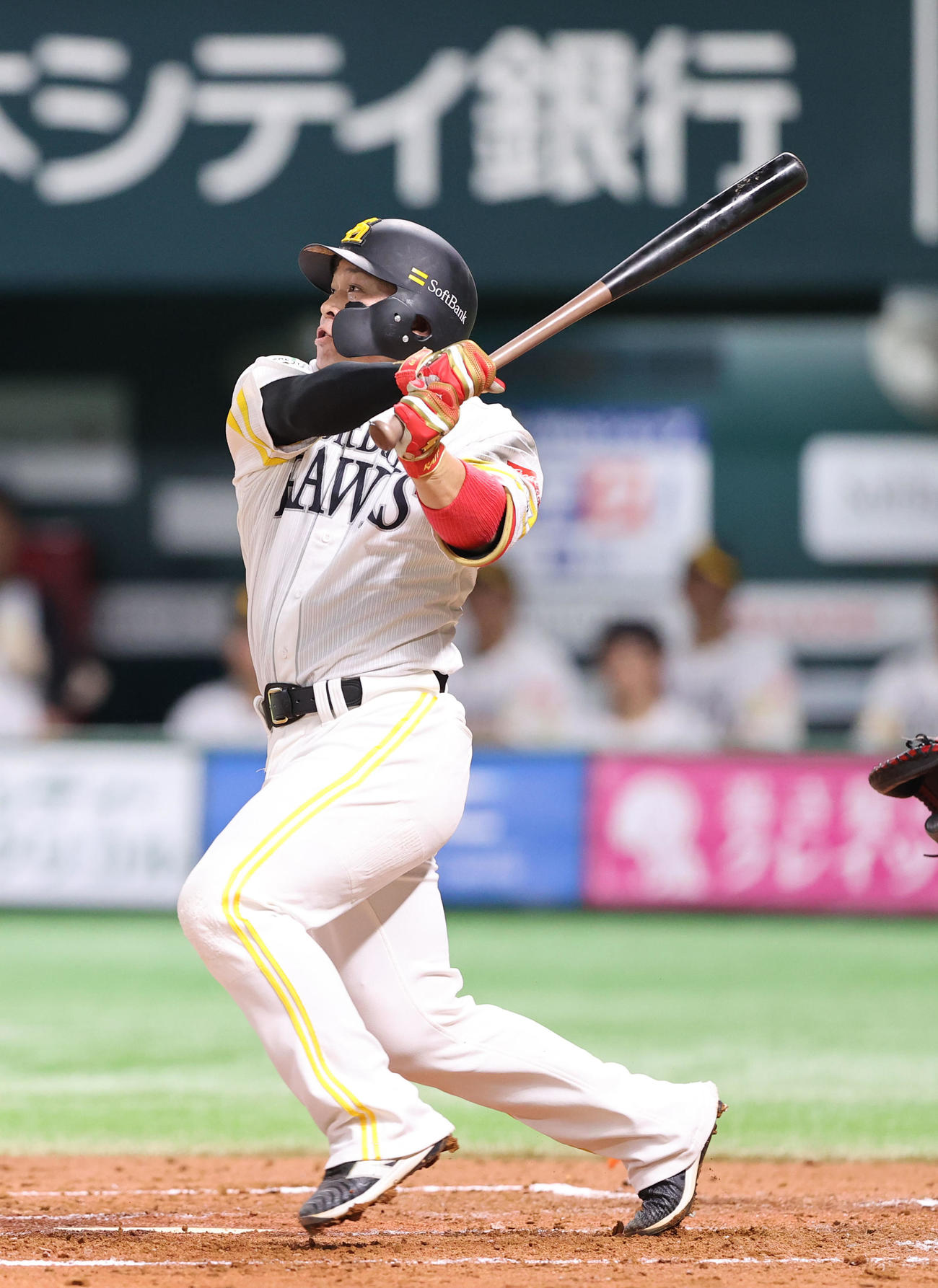 ソフトバンク対西武　2回裏ソフトバンク2死二、三塁、甲斐は中越えに先制の2点適時二塁打を放つ（撮影・鬼束羽瑠菜）