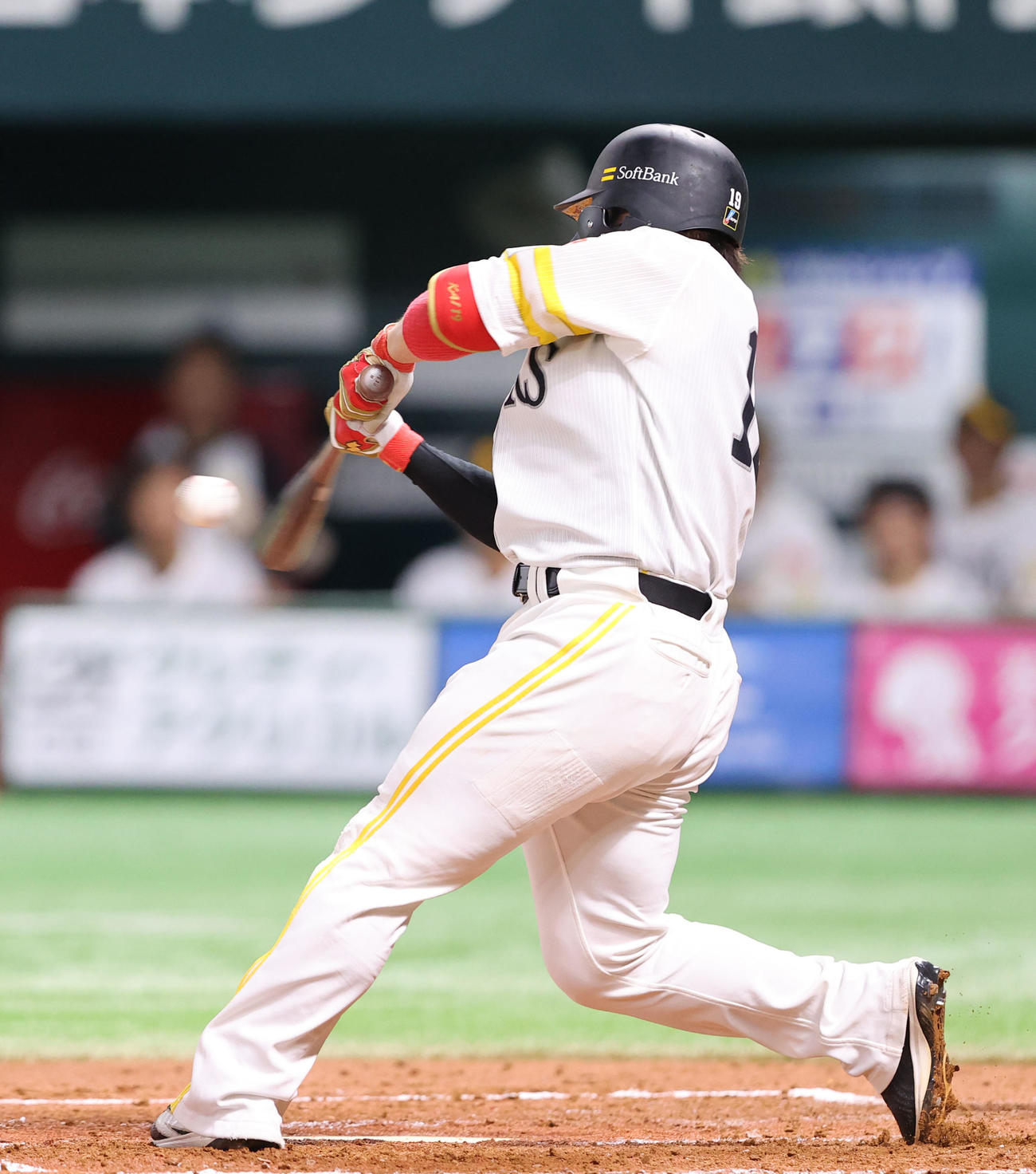 ソフトバンク対西武　2回裏ソフトバンク2死二、三塁、甲斐は中越えに先制の2点適時二塁打を放つ（撮影・鬼束羽瑠菜）