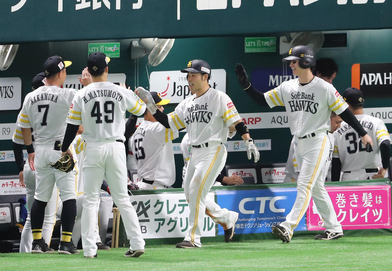 ソフトバンク対西武　2回裏ソフトバンク2死二、三塁、甲斐の中越え先制2点適時二塁打で生還した近藤と正木はナインとハイタッチ（撮影・梅根麻紀）