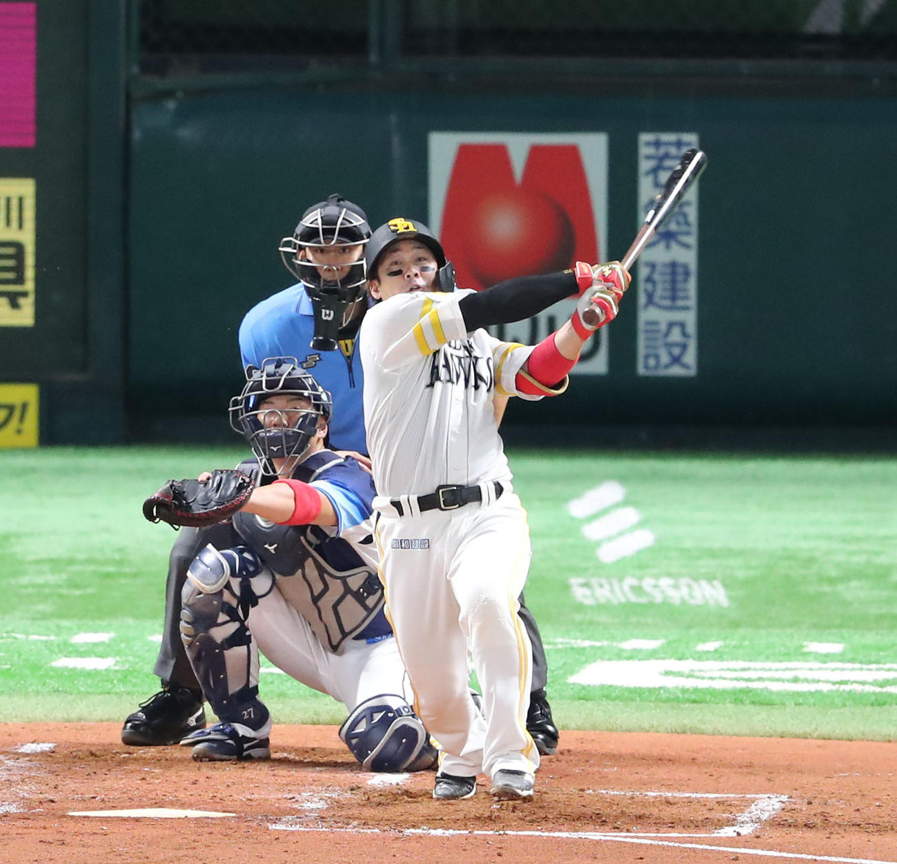 ソフトバンク対西武　2回裏ソフトバンク2死二、三塁、甲斐は中越えに先制となる2点適時二塁打を放つ（撮影・梅根麻紀）