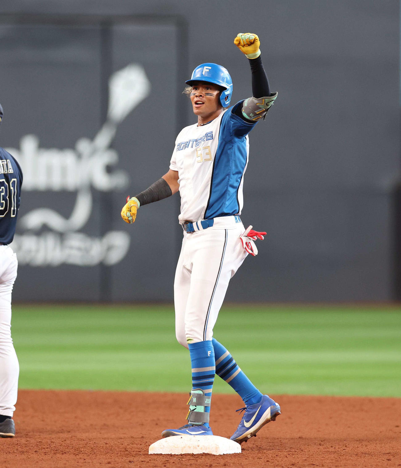 日本ハム対オリックス　9回裏日本ハム無死満塁、左越え2点適時二塁打を放ちガッツポーズの水谷（撮影・黒川智章）