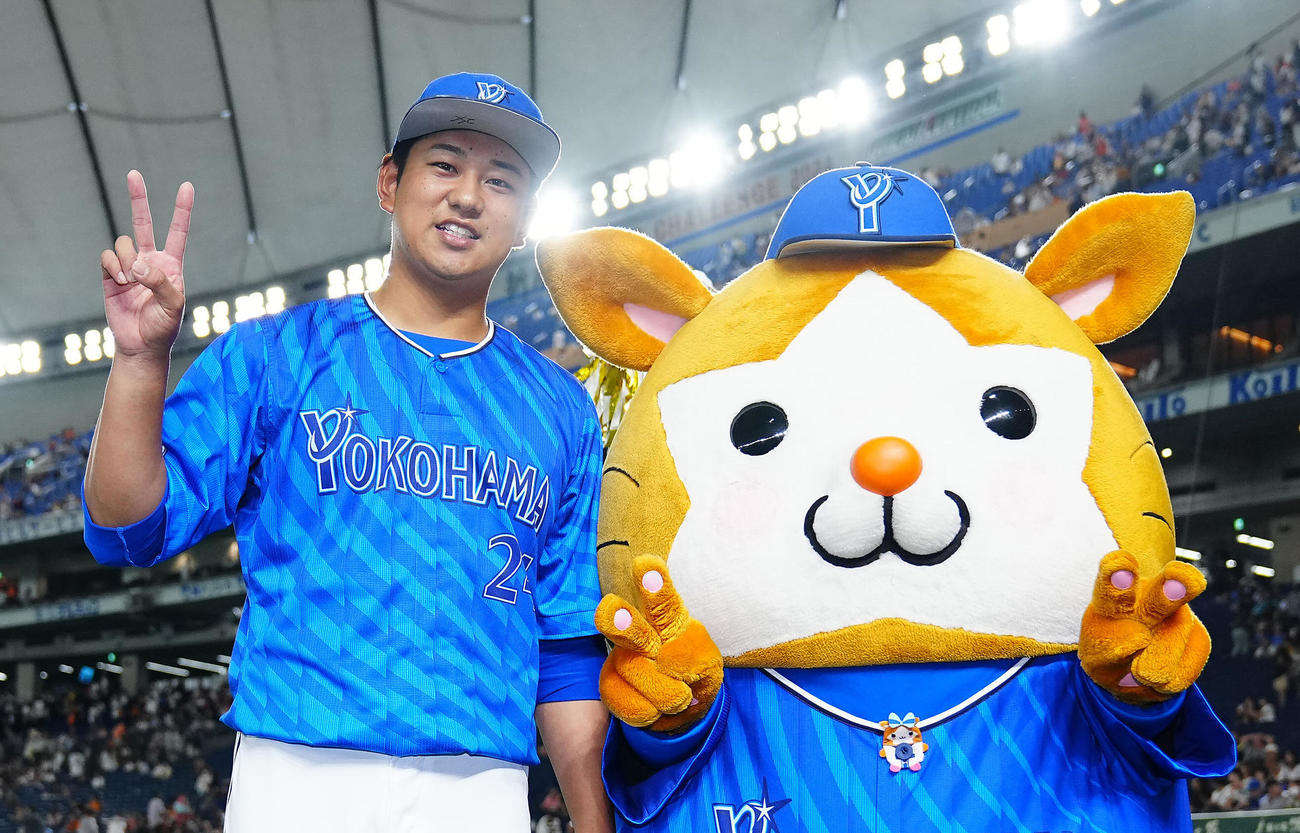 巨人対DeNA　巨人に勝利しヒーローのDeNA吉野（左）は笑顔で写真に納まる（撮影・垰建太）
