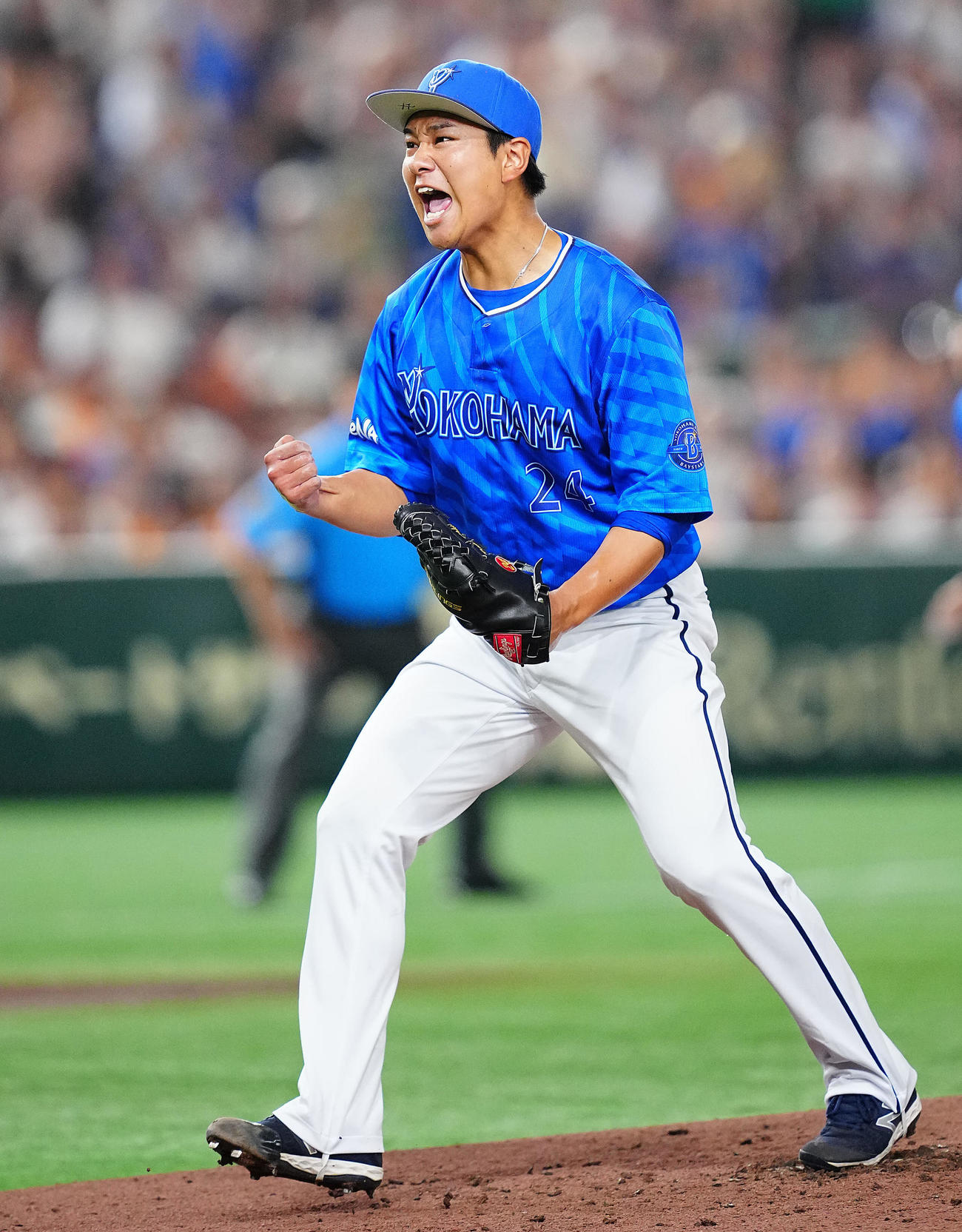巨人対DeNA 1回裏巨人2死一、二塁、大城卓三を空振り三振に仕留め雄たけびを上げる吉野（撮影・垰建太）