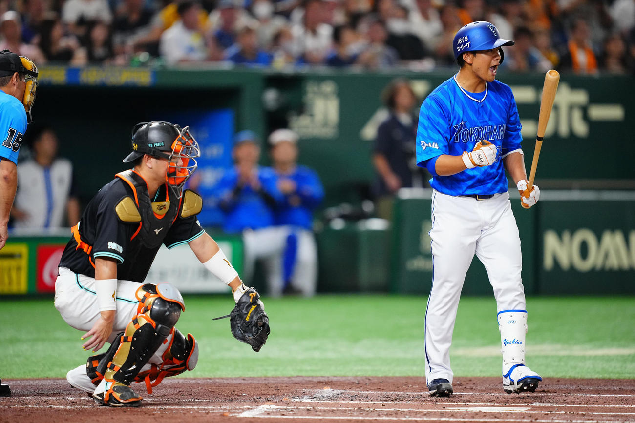 巨人対DeNA 1回表DeNA2死一、二塁、四球を選び雄たけびを上げる吉野（撮影・垰建太）