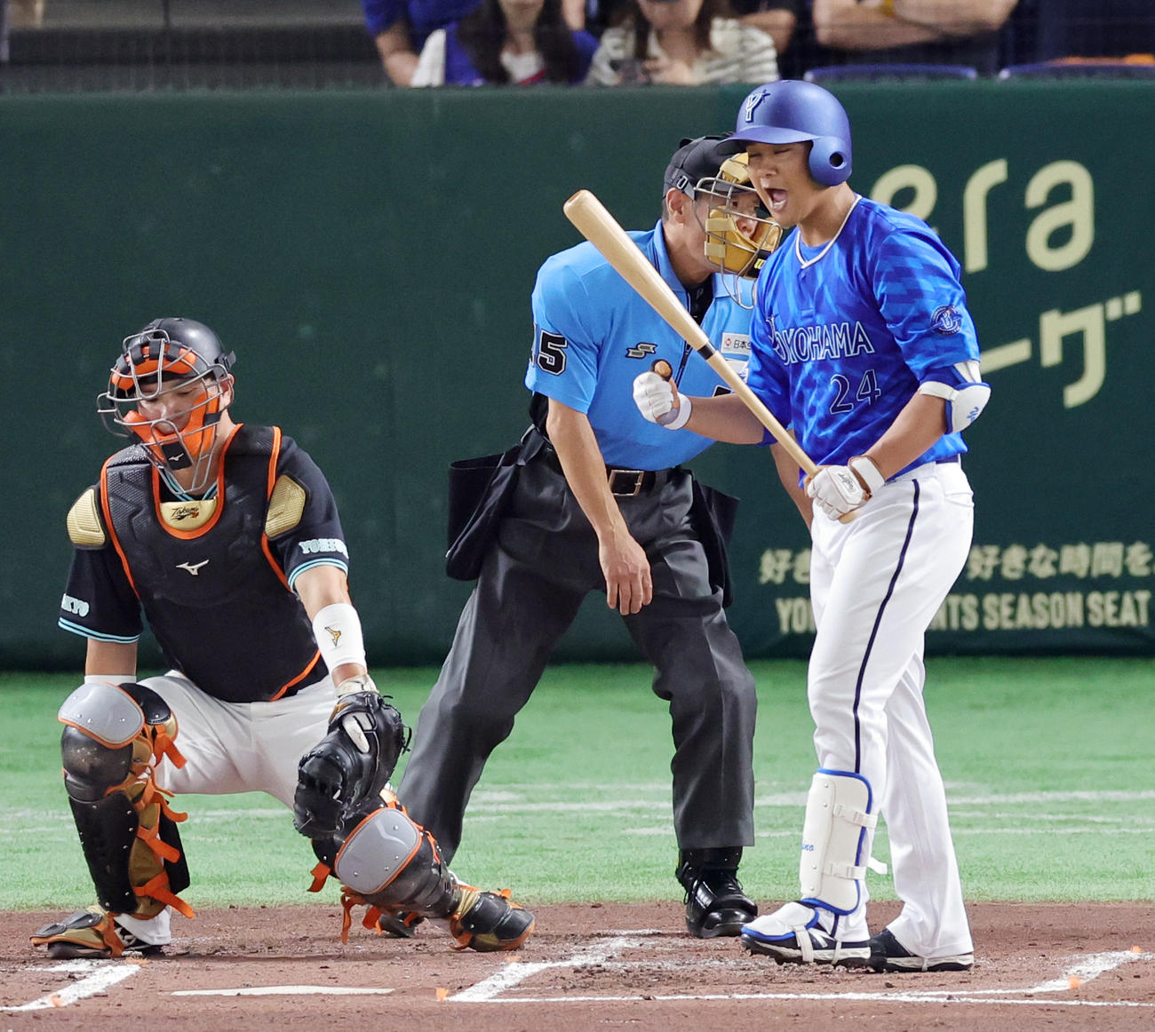 巨人対DeNA 1回表DeNA1死一、二塁、四球を選びガッツポーズでほえる吉野（撮影・野上伸悟）