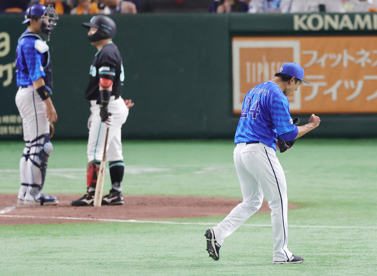 巨人対DeNA 4回裏巨人2死一、二塁、浅野を空振り三振に仕留めガッツポーズの吉野（撮影・野上伸悟）