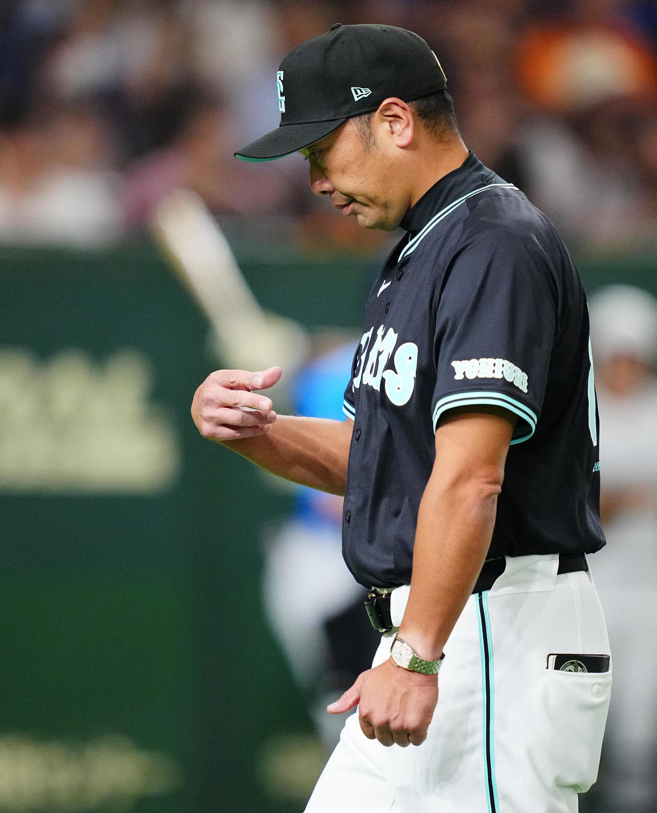 巨人対DeNA 1回表DeNA1死満塁、先発メンデスの降板を告げた巨人阿部監督はさえない表情（撮影・垰建太）