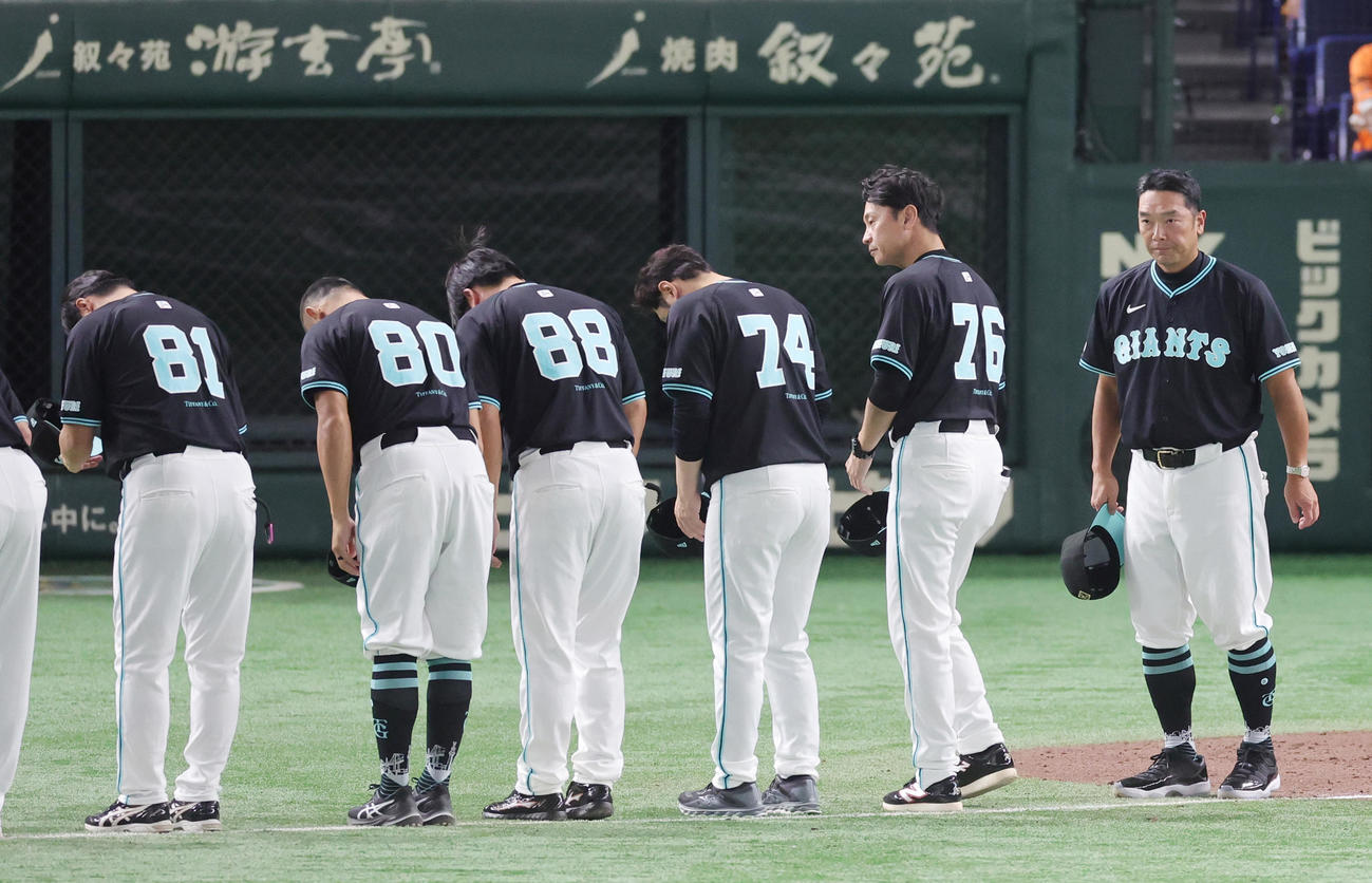 巨人対DeNA　客席にあいさつする巨人阿部監督（右端）ら（撮影・野上伸悟）