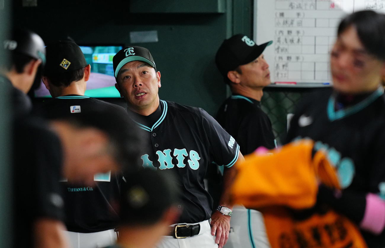 巨人対DeNA　ベンチで渋い表情を見せる巨人阿部監督（中央）（撮影・垰建太）