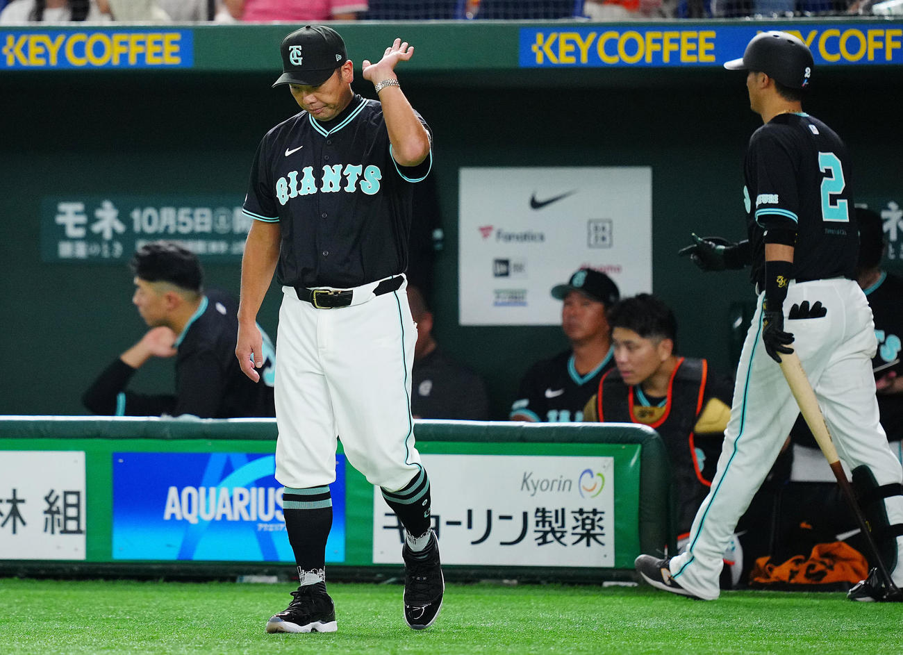 巨人対DeNA 7回裏の攻撃も無得点で終え力なく交代を告げにベンチを出る巨人阿部監督（撮影・垰建太）