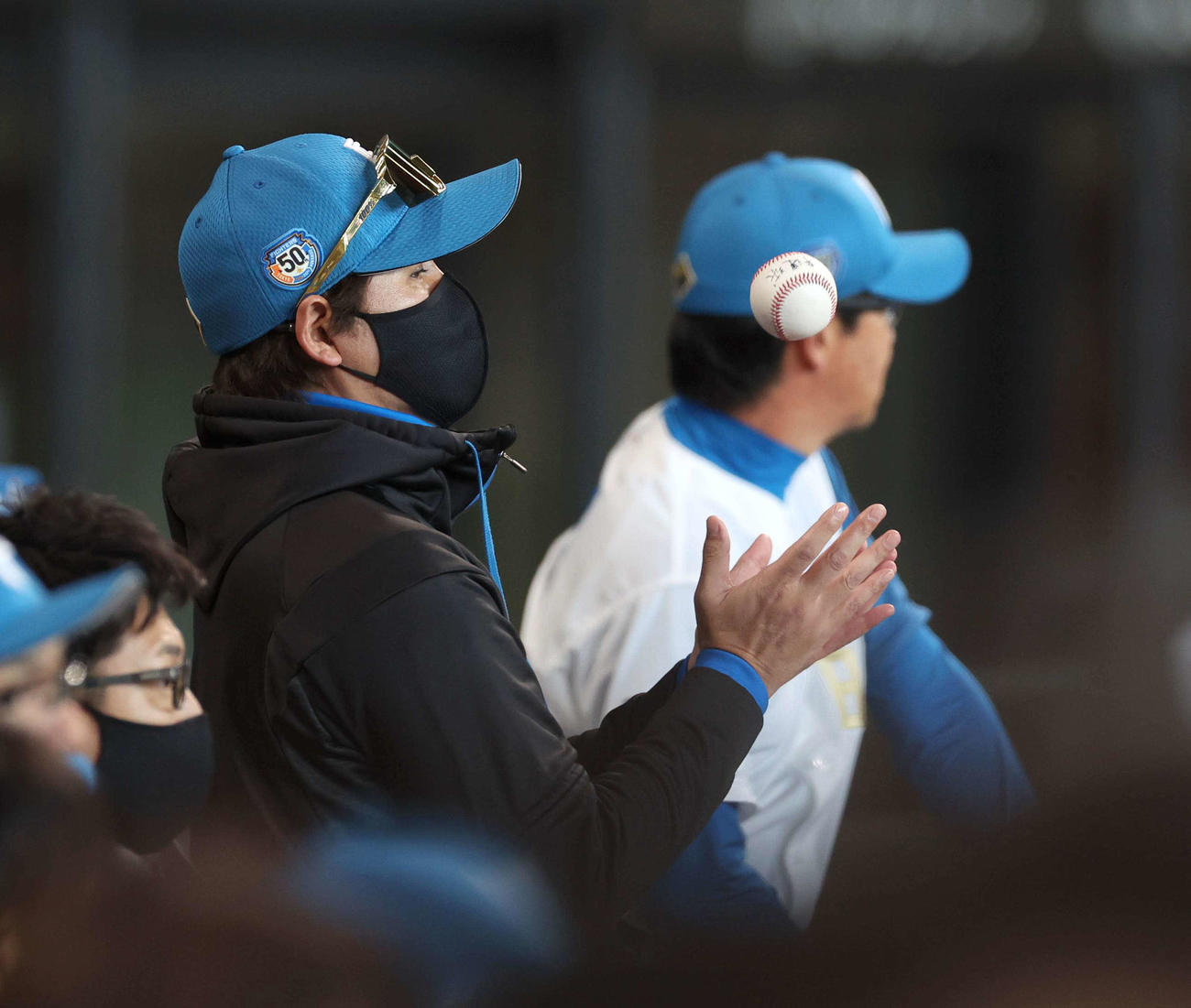 日本ハム対オリックス　ベンチで「幸運球」と書かれたボールを手にする新庄監督（撮影・黒川智章）