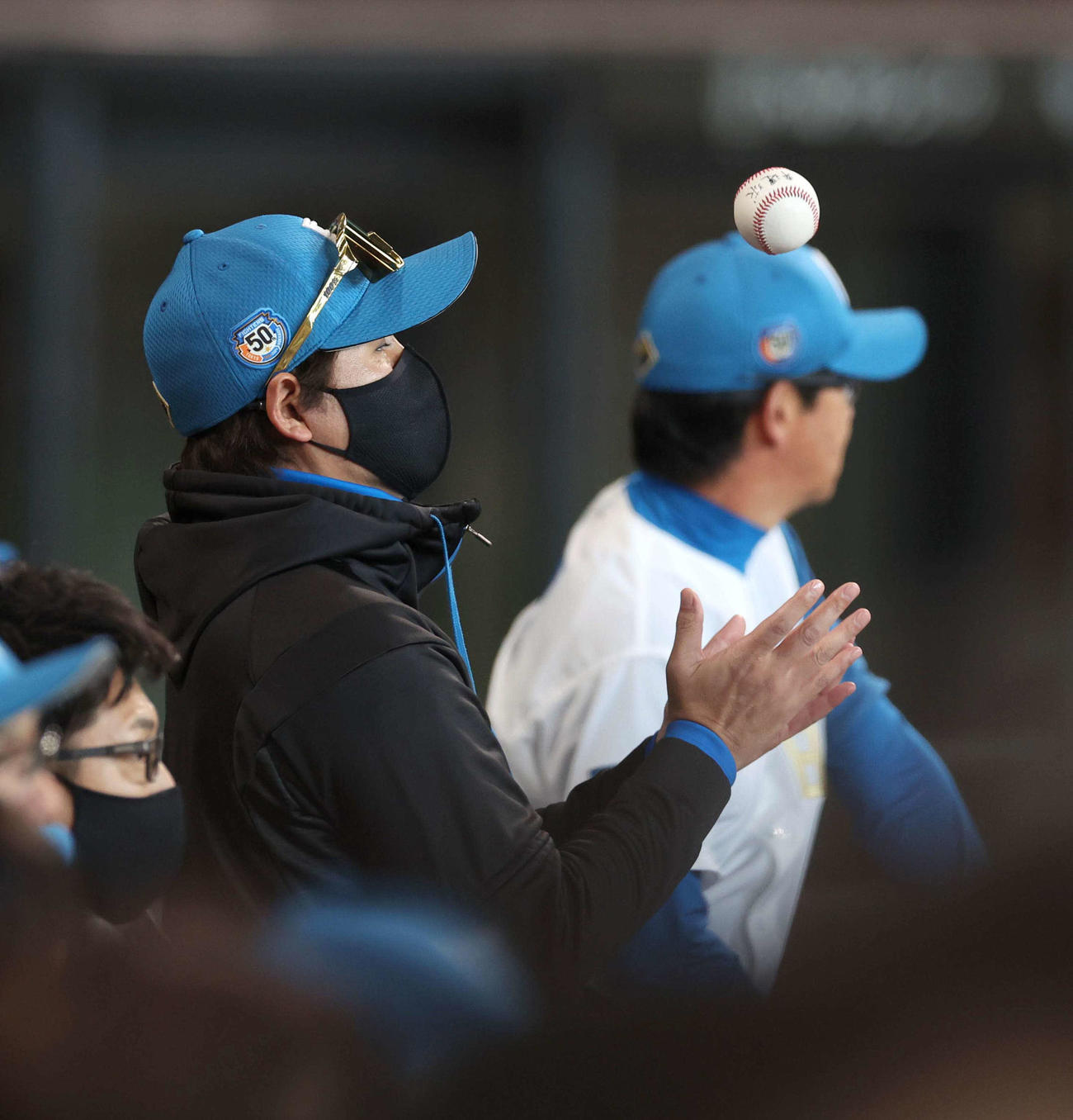 日本ハム対オリックス　ベンチで「幸運球」と書かれたボールを手にする新庄監督（撮影・黒川智章）