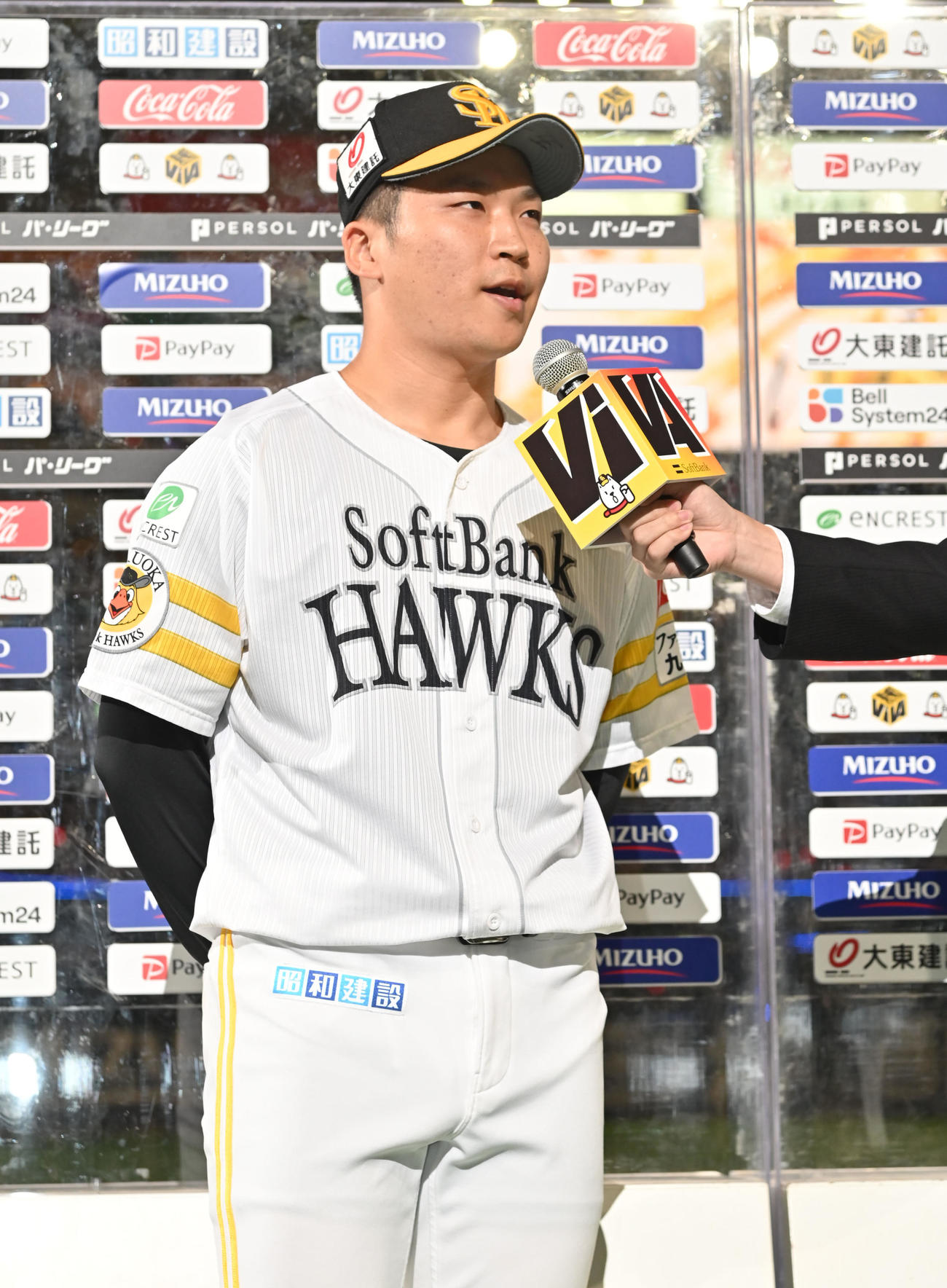 ソフトバンク対西武　ヒーローインタビューに応じる長谷川（撮影・林敢治）