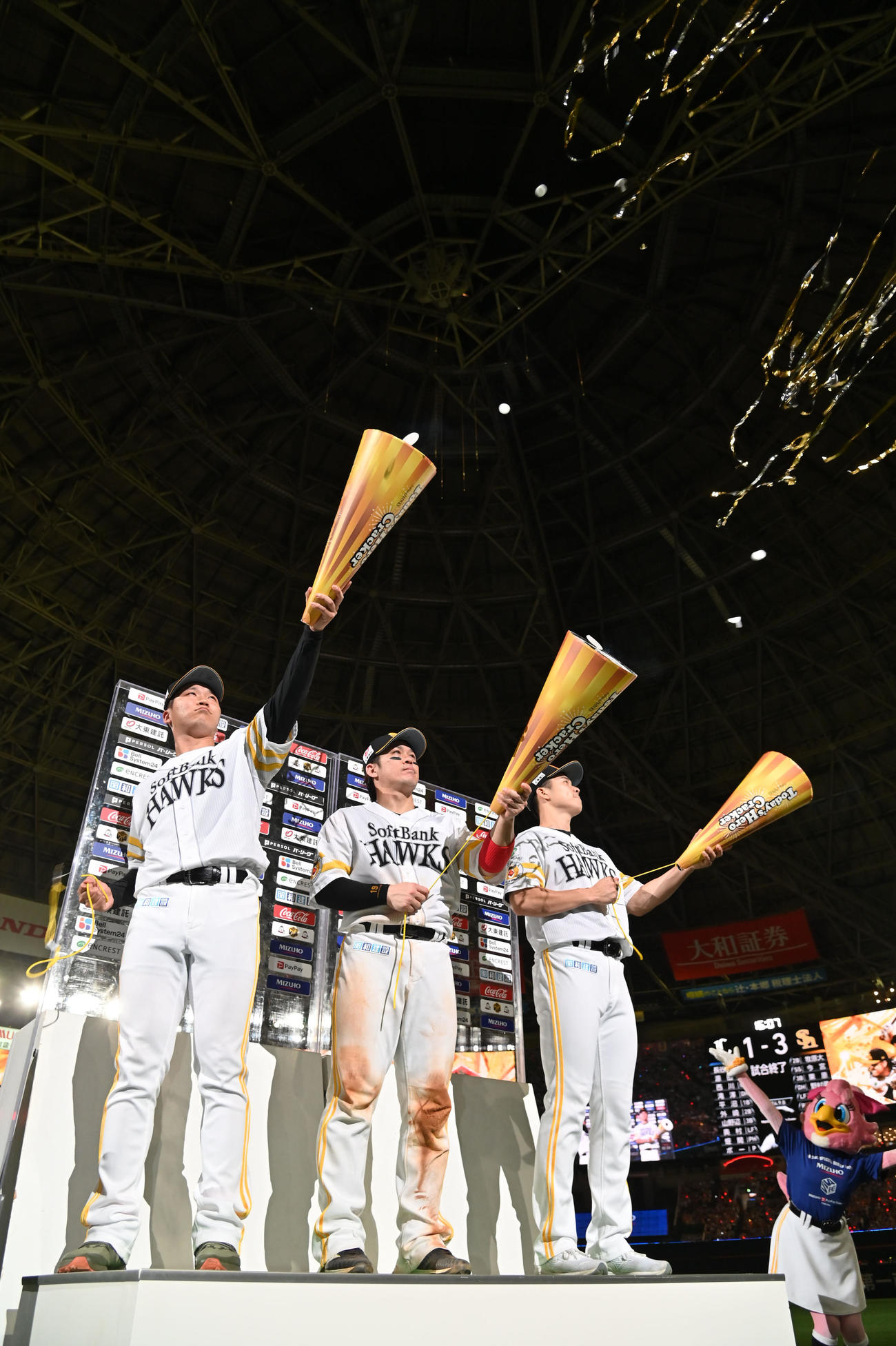 ソフトバンク対西武　祝砲を上げる（左から）長谷川、甲斐、松本晴（撮影・林敢治）