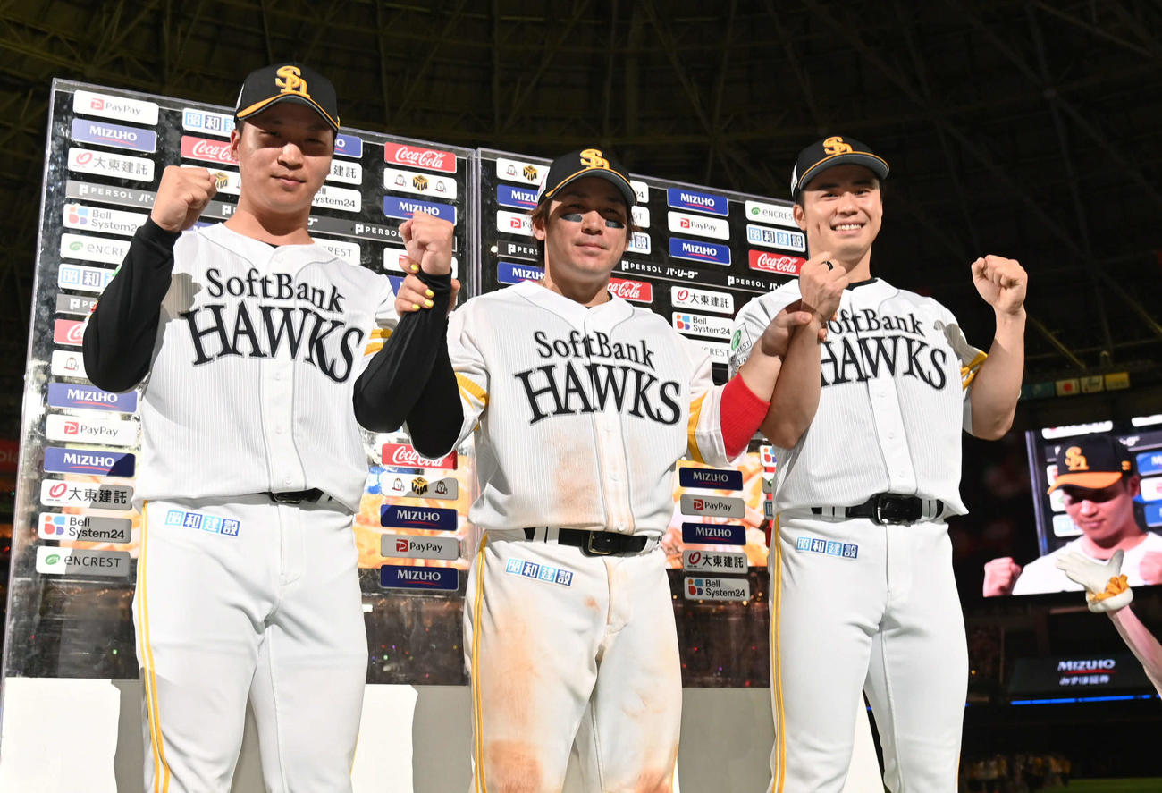 ソフトバンク対西武　笑顔で撮影に応じる、左から長谷川、甲斐、松本晴（撮影・林敢治）