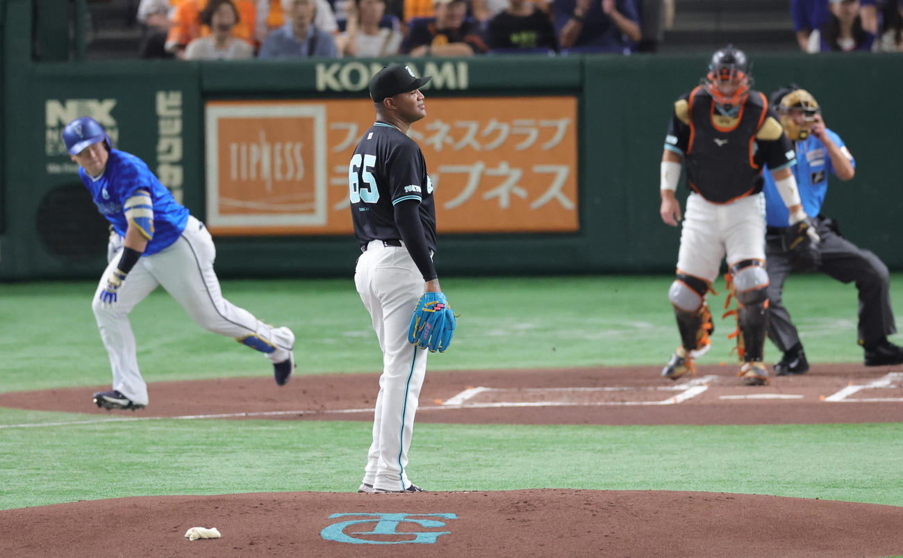 巨人対DeNA 1回表DeNA1死二、三塁、牧に左2点適時二塁打を許すメンデス（撮影・野上伸悟）