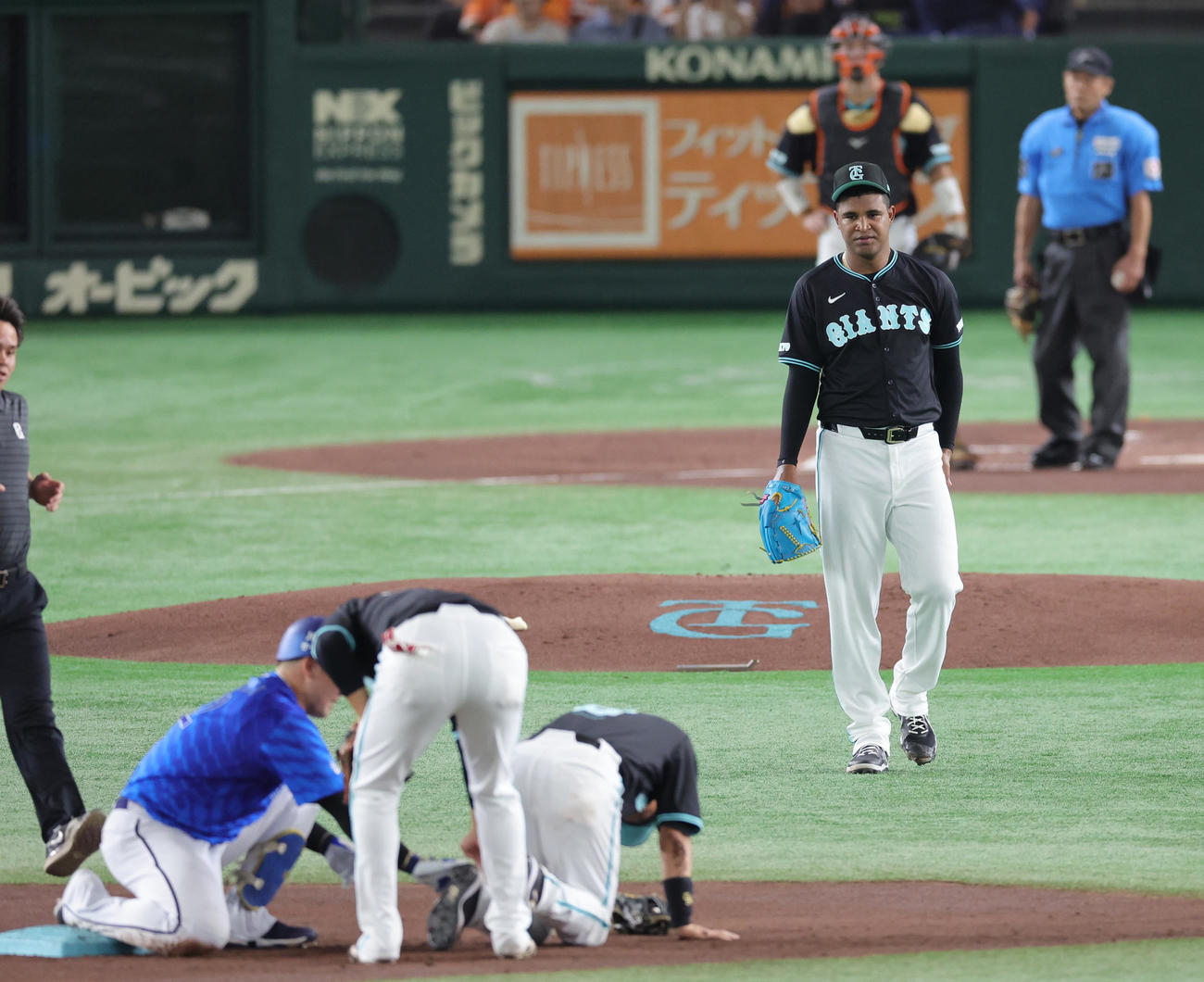 巨人対DeNA 1回表DeNA1死二、三塁、牧（手前左）に左2点適時二塁打を許すメンデス（撮影・野上伸悟）