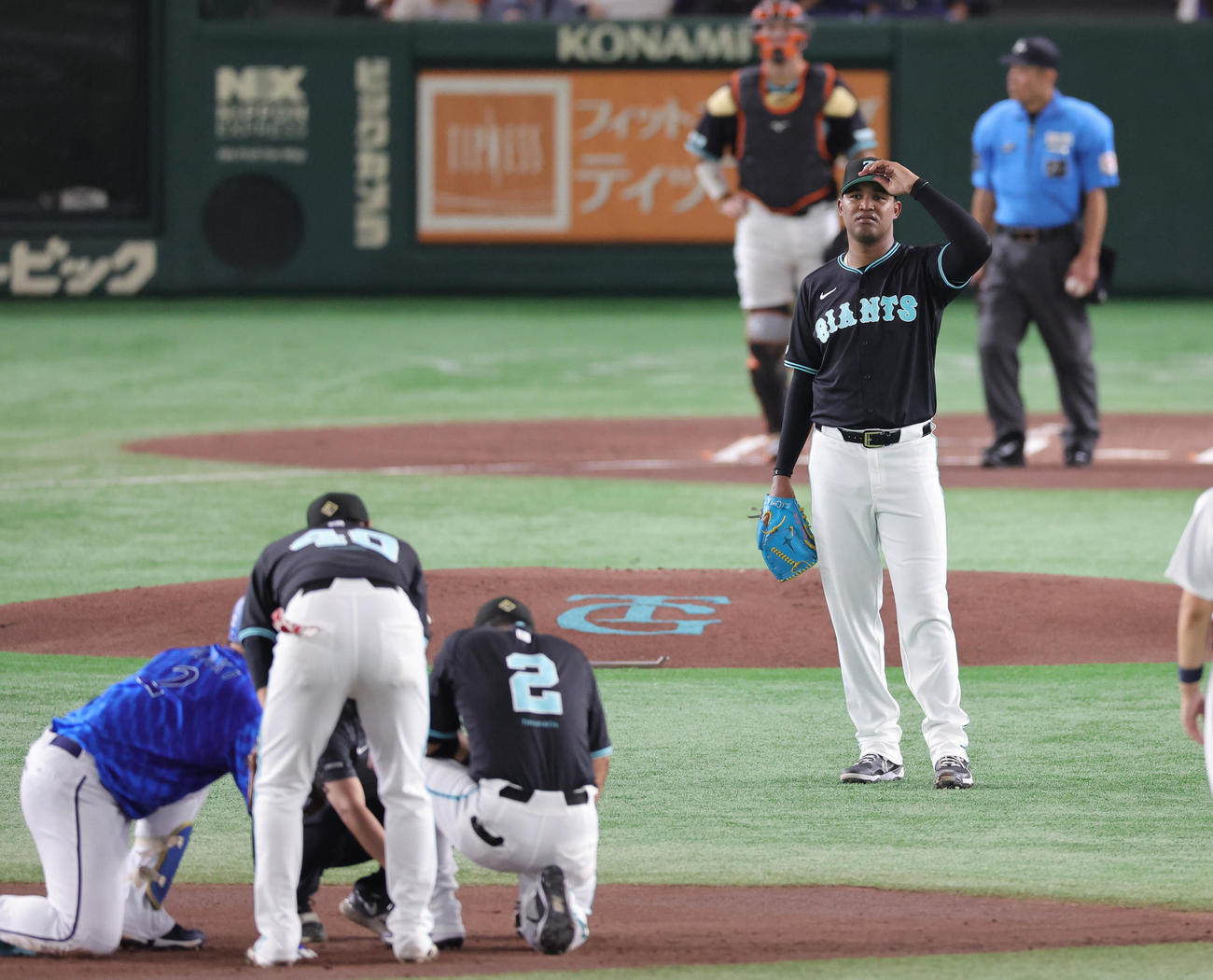 巨人対DeNA 1回表DeNA1死二、三塁、牧（手前左）に左2点適時二塁打を許すメンデス（撮影・野上伸悟）