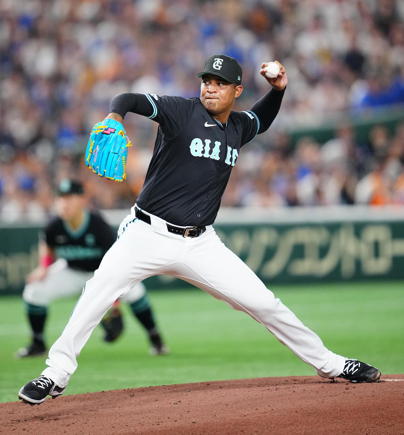 巨人対DeNA　力投する巨人先発のメンデス（撮影・垰建太）