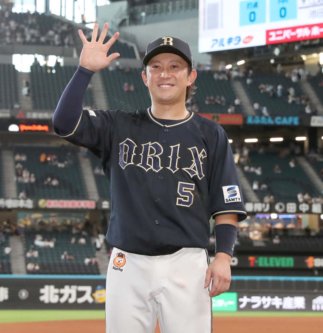 日本ハム対オリックス　5シーズンぶりの本塁打を放った西野は笑顔でポーズをとる（撮影・黒川智章）