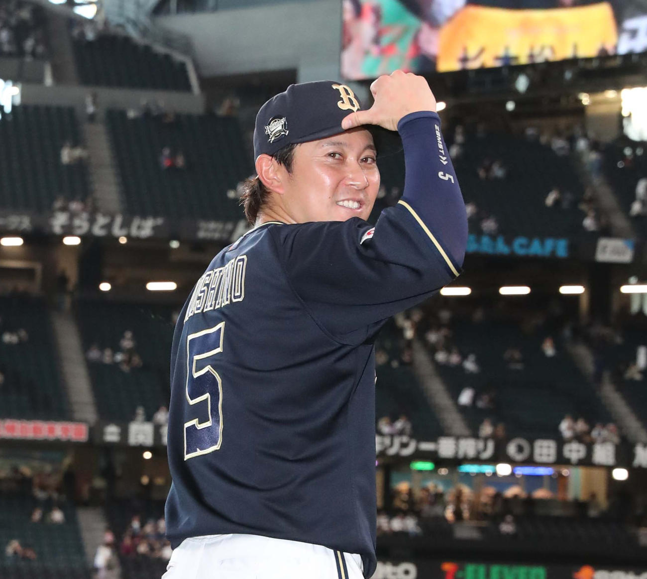 日本ハム対オリックス　5シーズンぶりの本塁打を放った西野は笑顔で同じ背番号「5」を指さす（撮影・黒川智章）