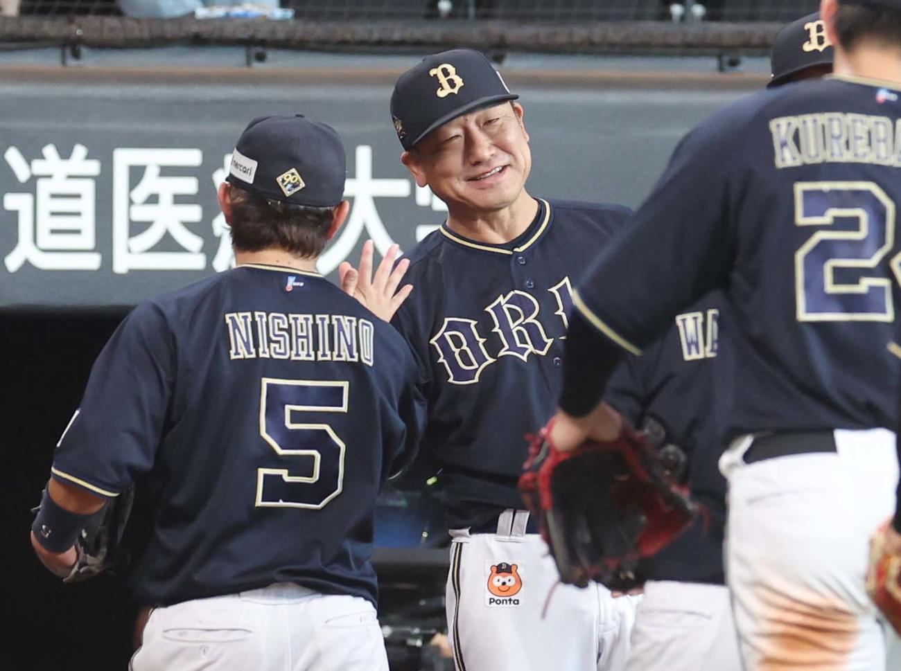 日本ハム対オリックス　試合後、西野を出迎える中嶋監督（撮影・黒川智章）