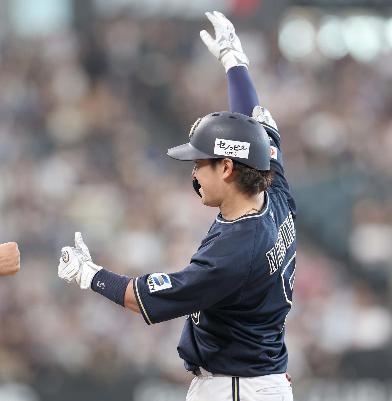 日本ハム対オリックス　10回表オリックス2死満塁、左前適時打を放ちポーズをとる西野（撮影・黒川智章）