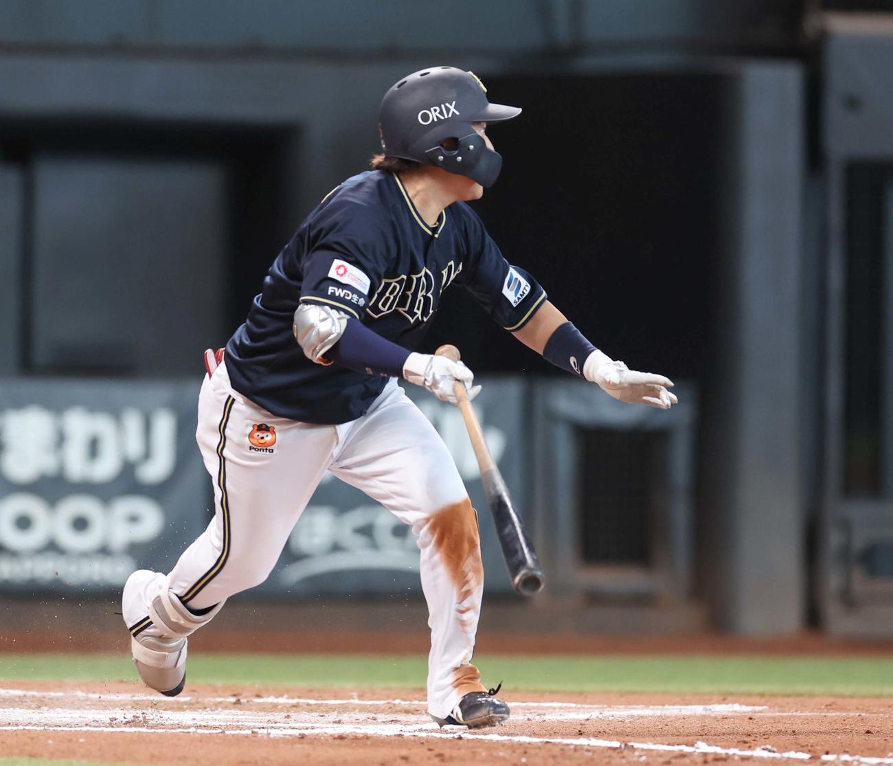 日本ハム対オリックス　10回表オリックス2死満塁、左前適時打を放つ西野（撮影・黒川智章）