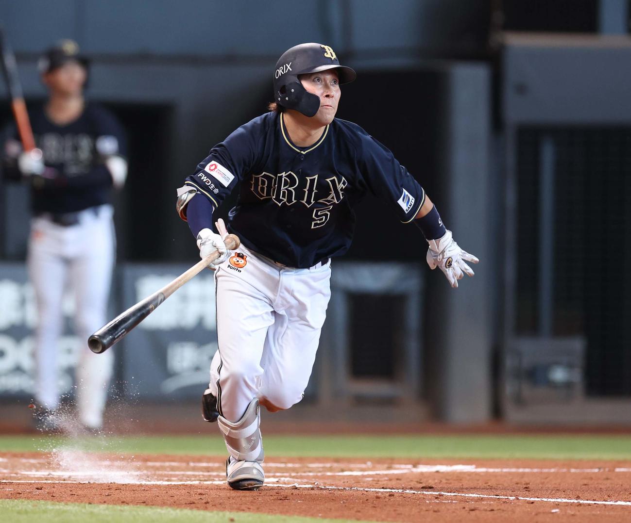 日本ハム対オリックス　3回表オリックス無死、右越え本塁打を放つ西野（撮影・黒川智章）