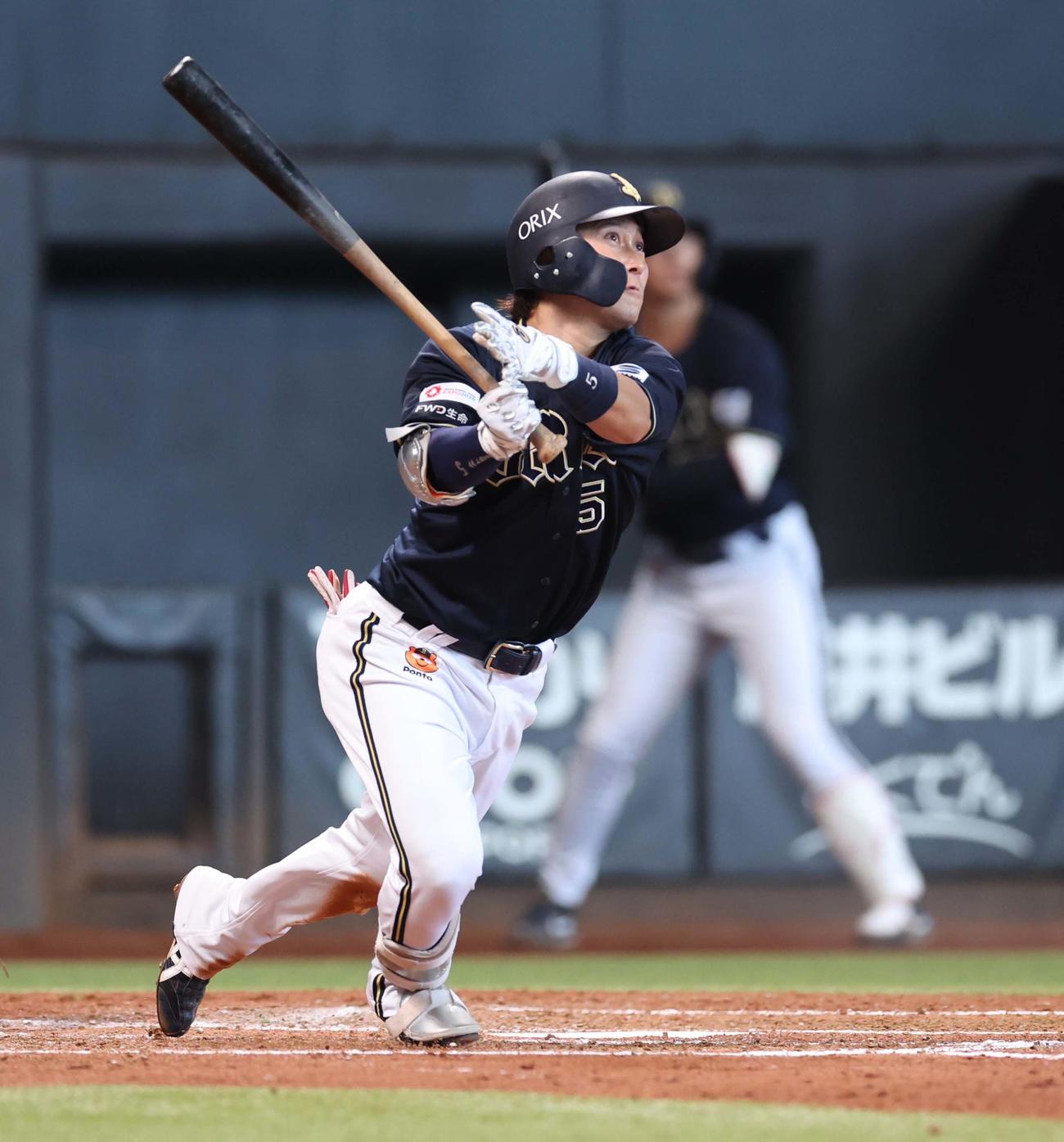 日本ハム対オリックス　3回表オリックス無死、右越え本塁打を放つ西野（撮影・黒川智章）