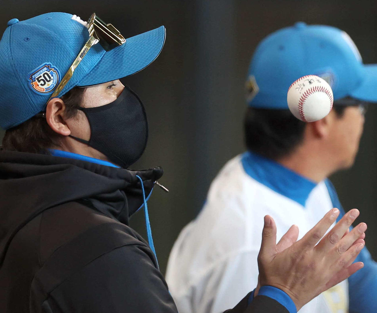 日本ハム対オリックス　ベンチで「幸運球」と書かれたボールを手にする新庄監督（撮影・黒川智章）