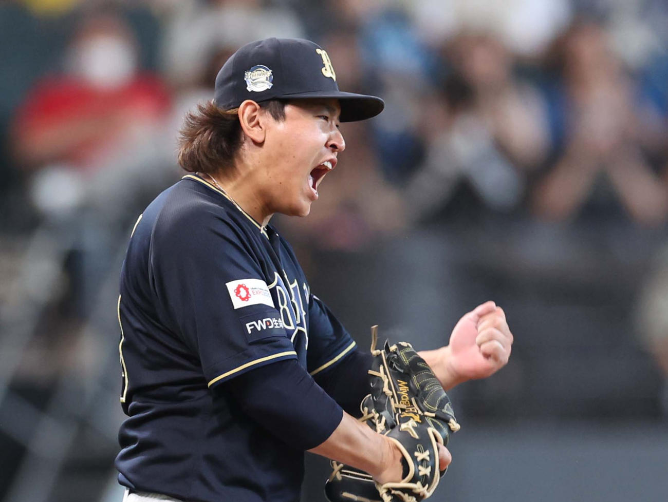 日本ハム対オリックス　7回裏日本ハム2死三塁、水野を三振にとり叫ぶ宮城（撮影・黒川智章）