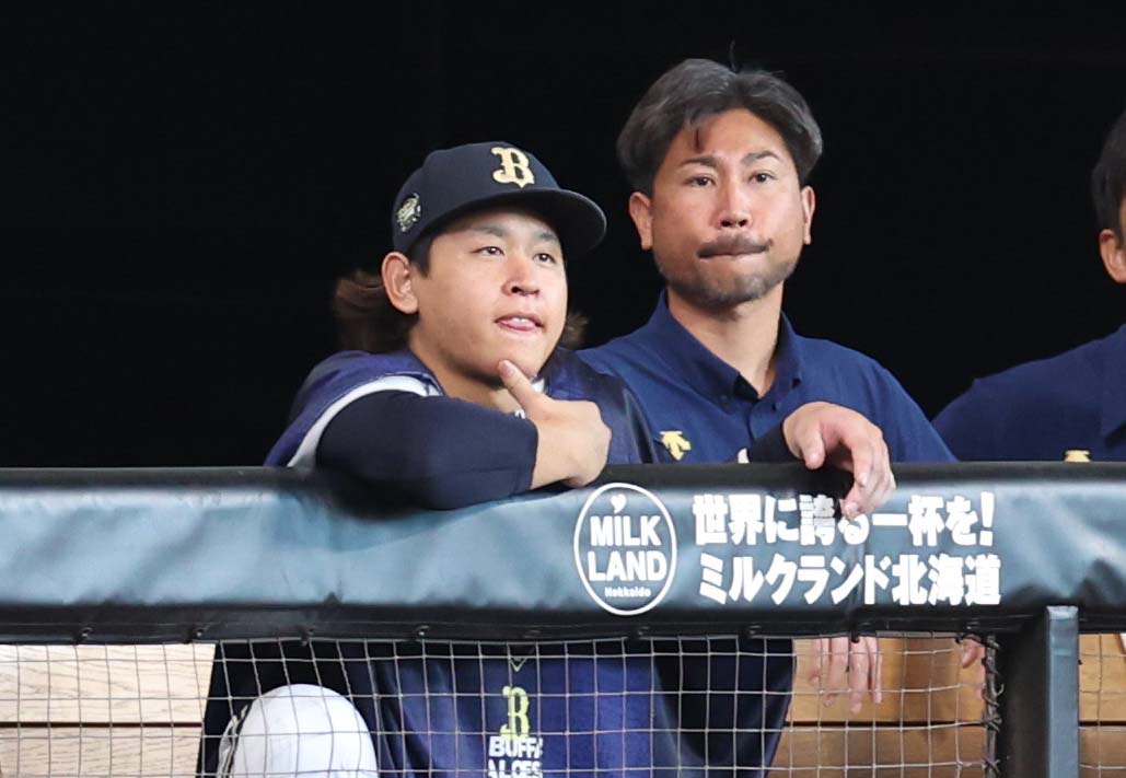 日本ハム対オリックス　9回裏、同点にされベンチで渋い表情の宮城（撮影・黒川智章）
