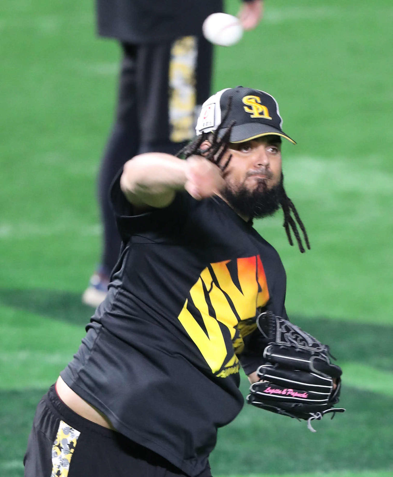 ソフトバンク対西武　試合前の練習でキャッチボールするオスナ（撮影・梅根麻紀）