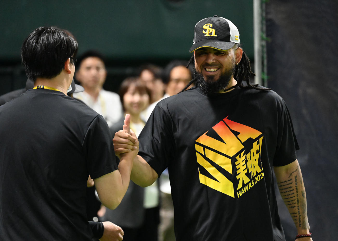 ソフトバンク対西武　グラウンドに姿を見せたオスナ（右）（撮影・林敢治）
