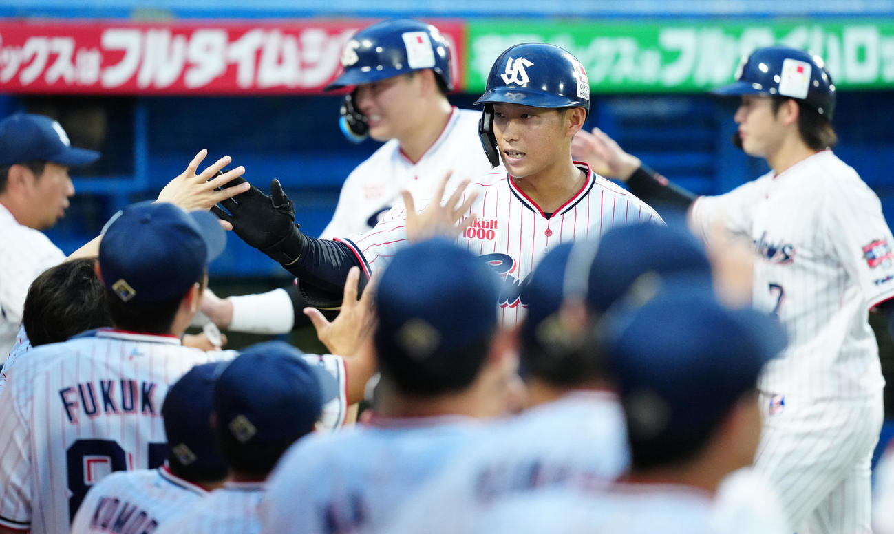 ヤクルト対阪神　3回裏ヤクルト2死一、二塁、3点本塁打を放ちタッチを交わす沢井（中央）（撮影・江口和貴）