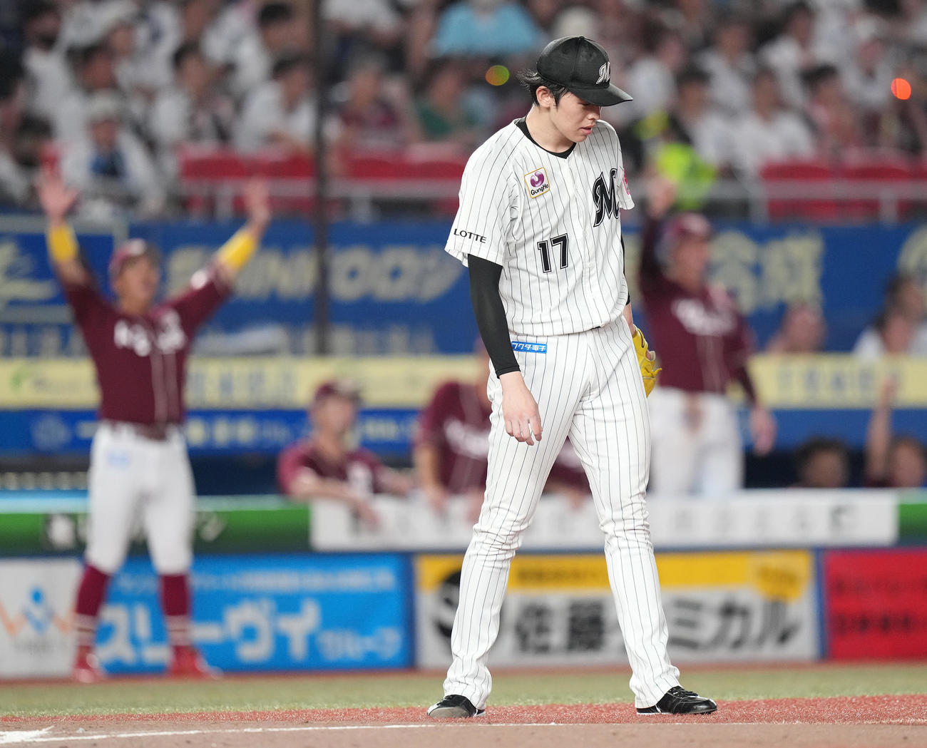 ロッテ対楽天　5回表楽天2死一、三塁、渡辺佳に右前適時打を浴び、うつむく佐々木（撮影・鈴木みどり）