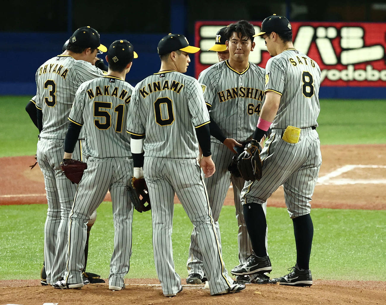 ヤクルト対阪神　6回裏ヤクルト2死、降板となる岡留（右から2人目）（撮影・河田真司）