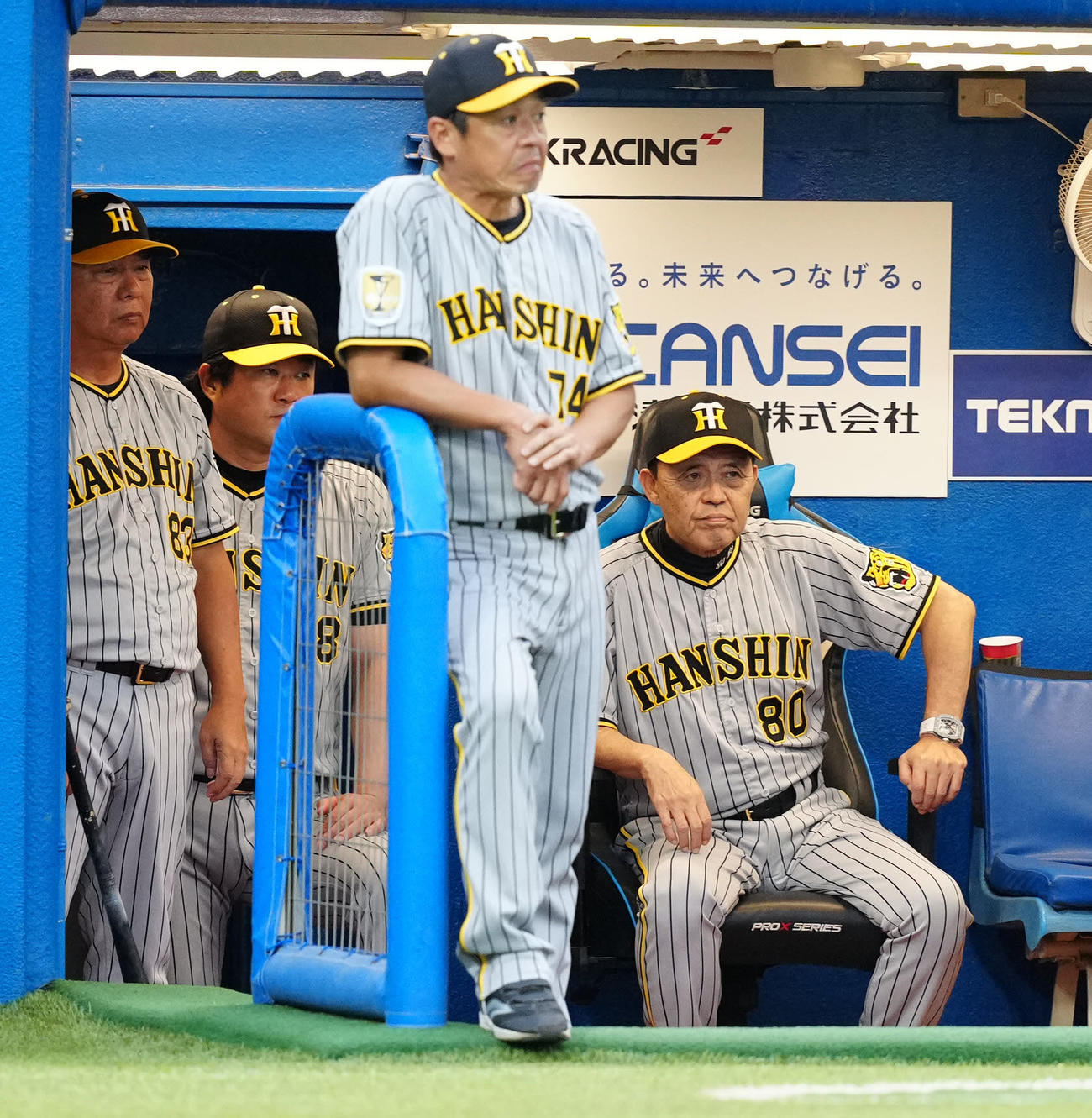 ヤクルト対阪神　2回裏ヤクルト1死三塁、西が山田に先制2点本塁打を浴び、ベンチで厳しい表情の岡田監督（右）（撮影・江口和貴）